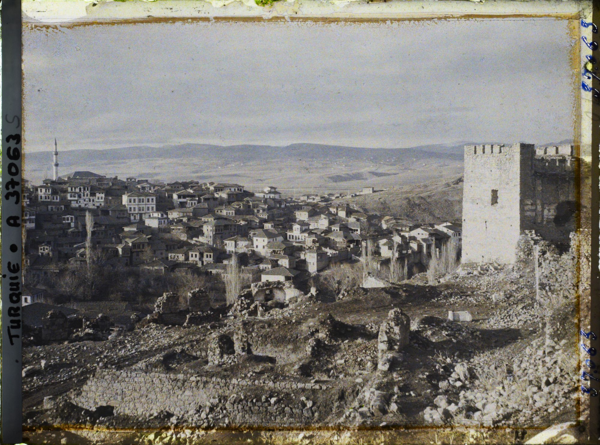 Image représentant Panorama sur la ville basse et un ? de la citadelle (depuis la ville haute sous la citadelle). (A gauche, le minaret de la mosquée Haci Bayram au crépuscule)