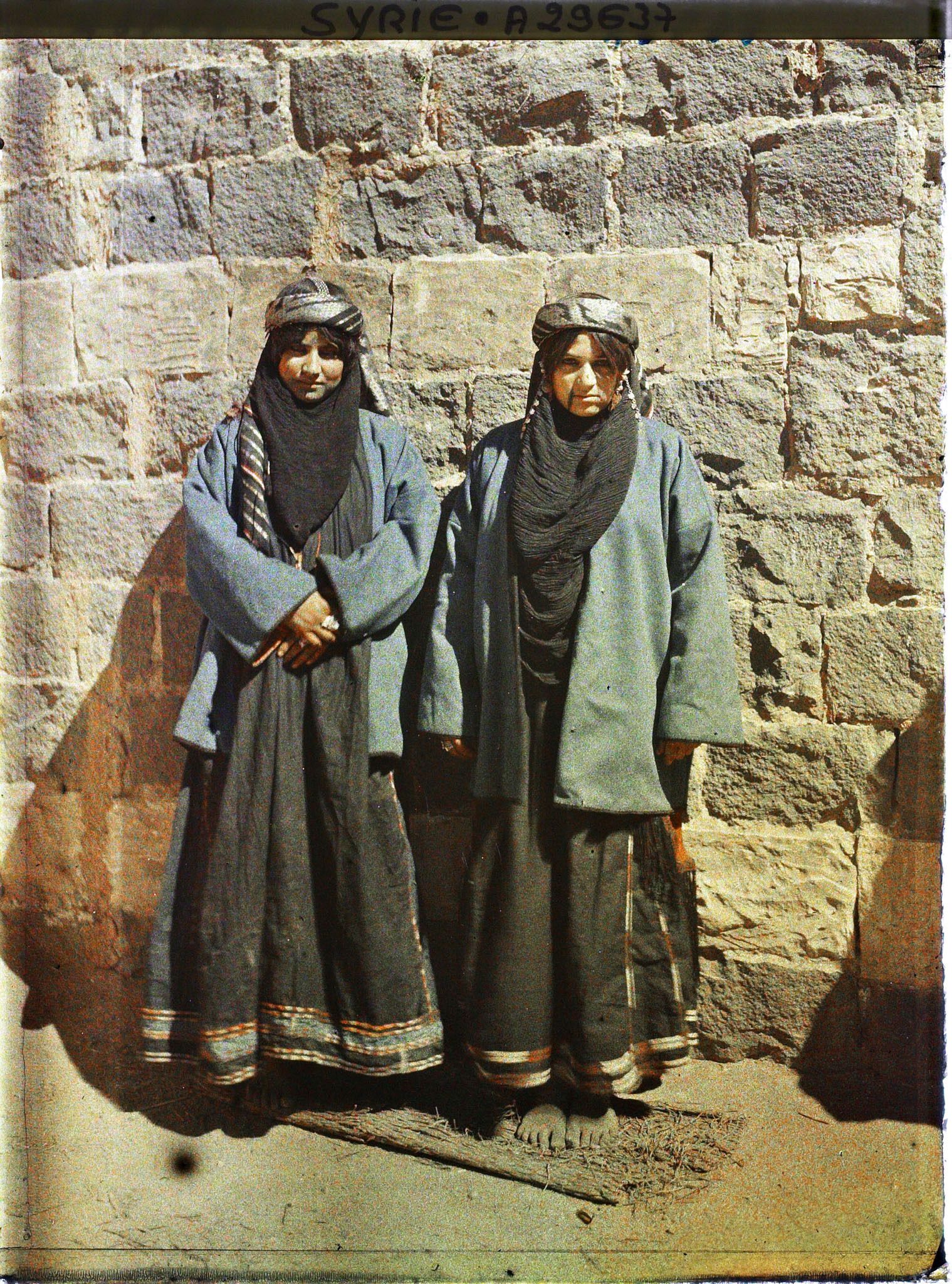 Image représentant Une jeune mariée (celle de gauche ?) et sa cousine
