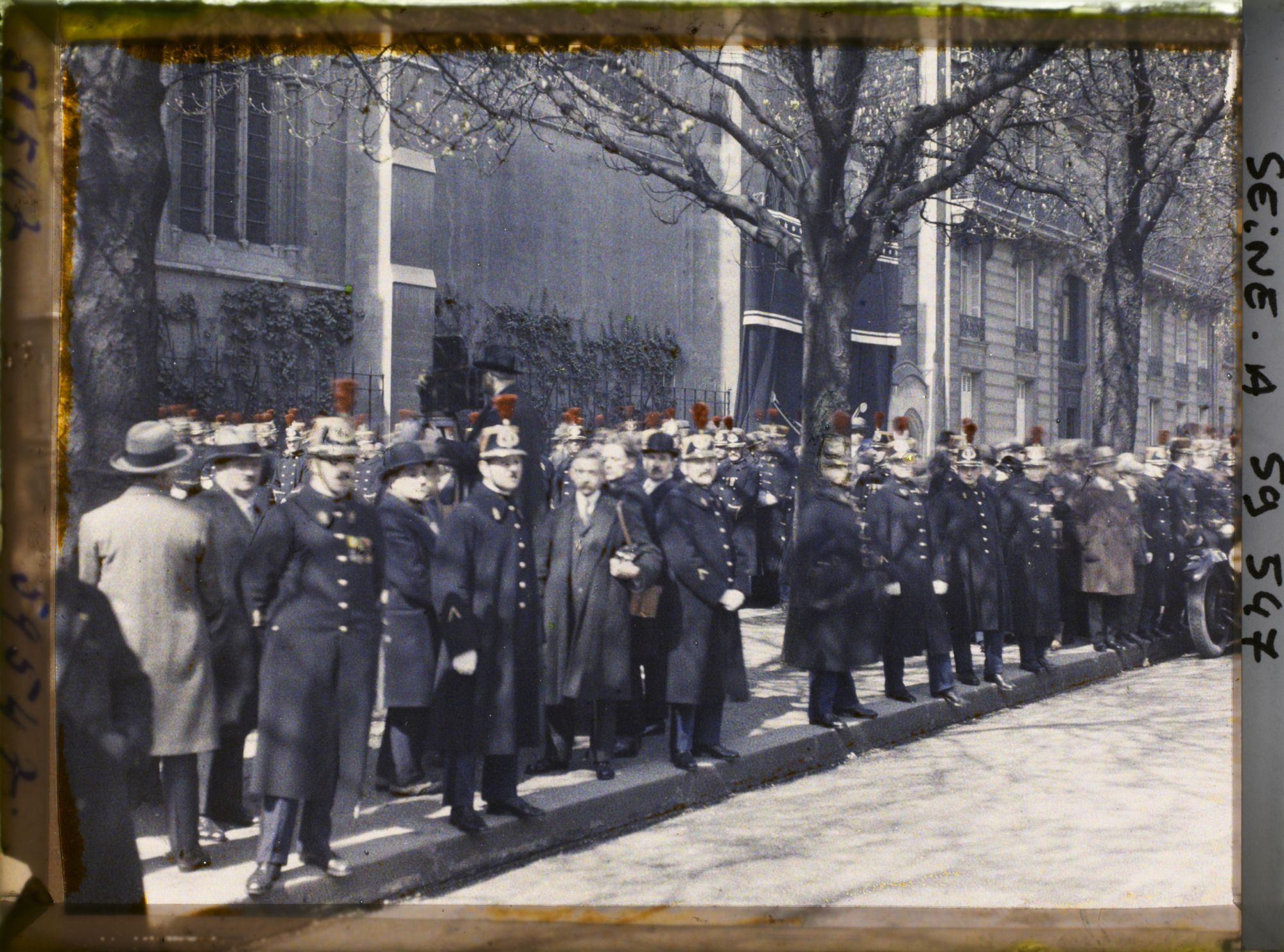 Image représentant Les funérailles de l'ambassadeur des États-Unis Myron Herrick, la garde républicaine devant l'église américaine quai d'Orsay