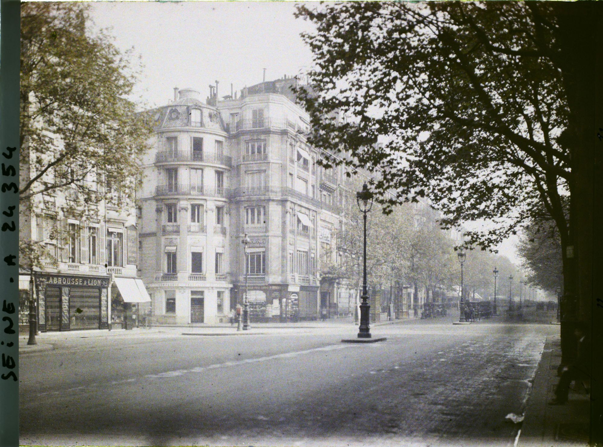 Image représentant Le boulevard de la Madeleine, au niveau du n° 2
