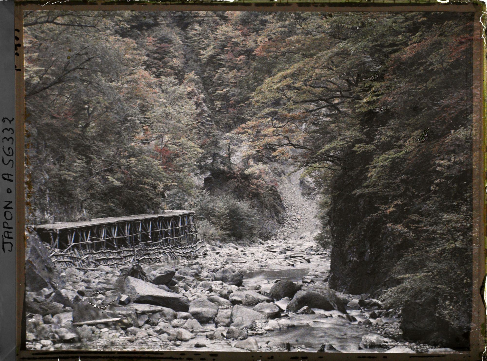 Image représentant La vallée de la Daiyagawa (rivière Daiya) entre Umagaeshi et le lac Chuzenji, en direction de la cascade de Kegon