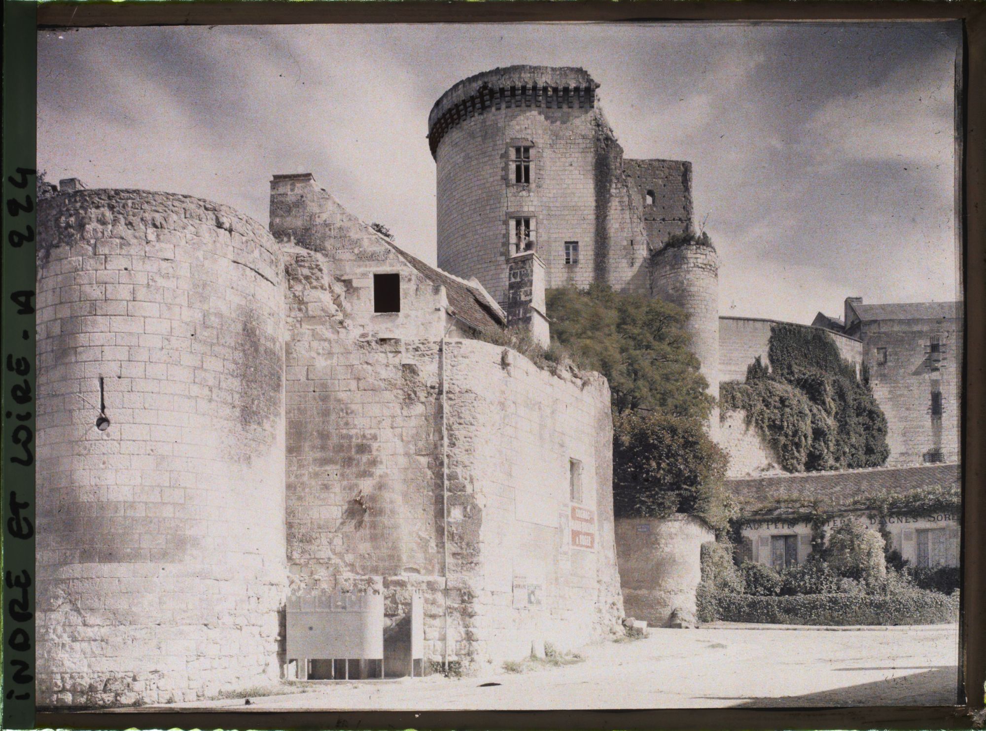 Image représentant Le Donjon, pris du mail Droulin