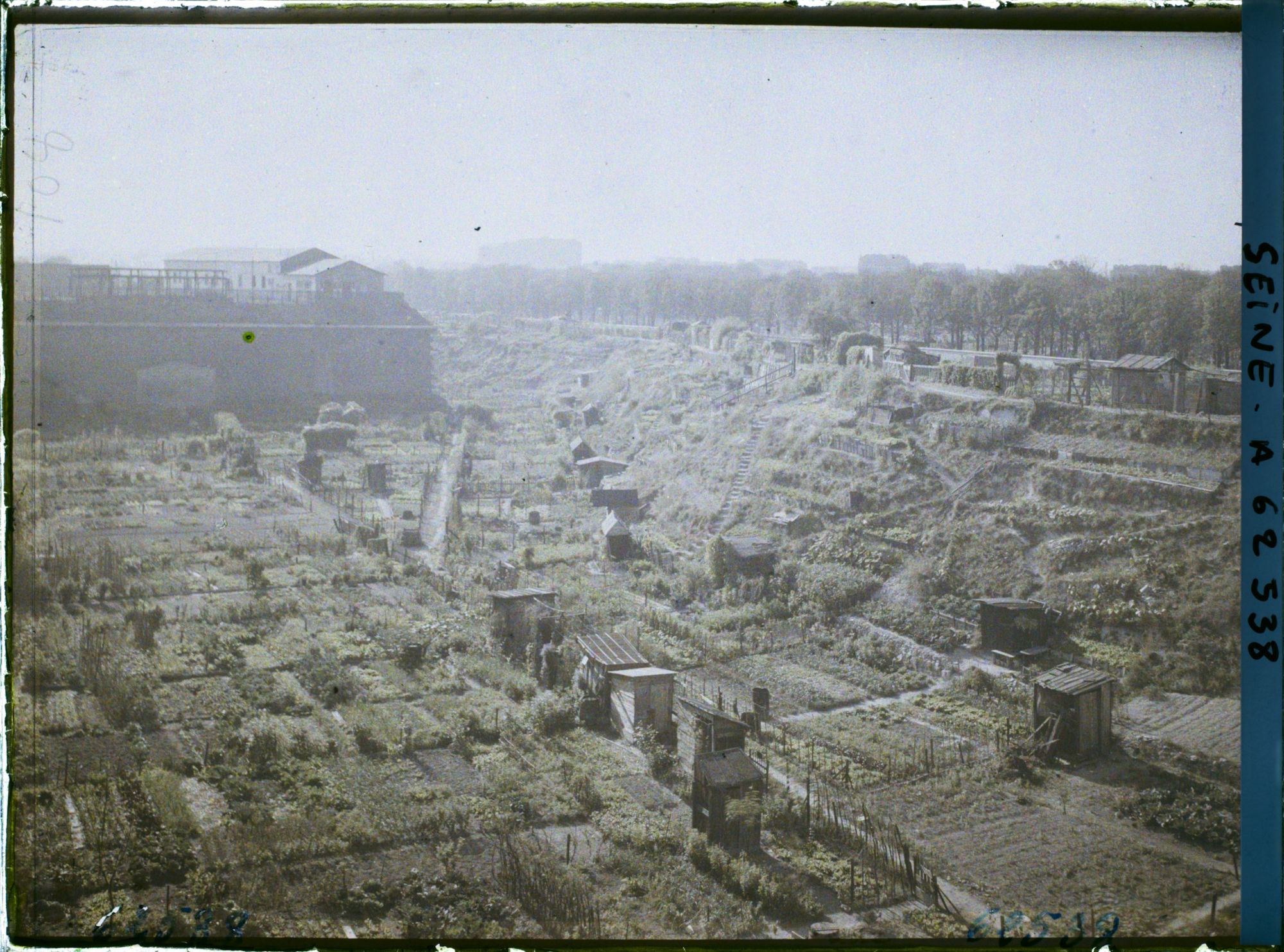 Image représentant Les jardins ouvriers aux pieds des fortifications, porte de Clichy (?)