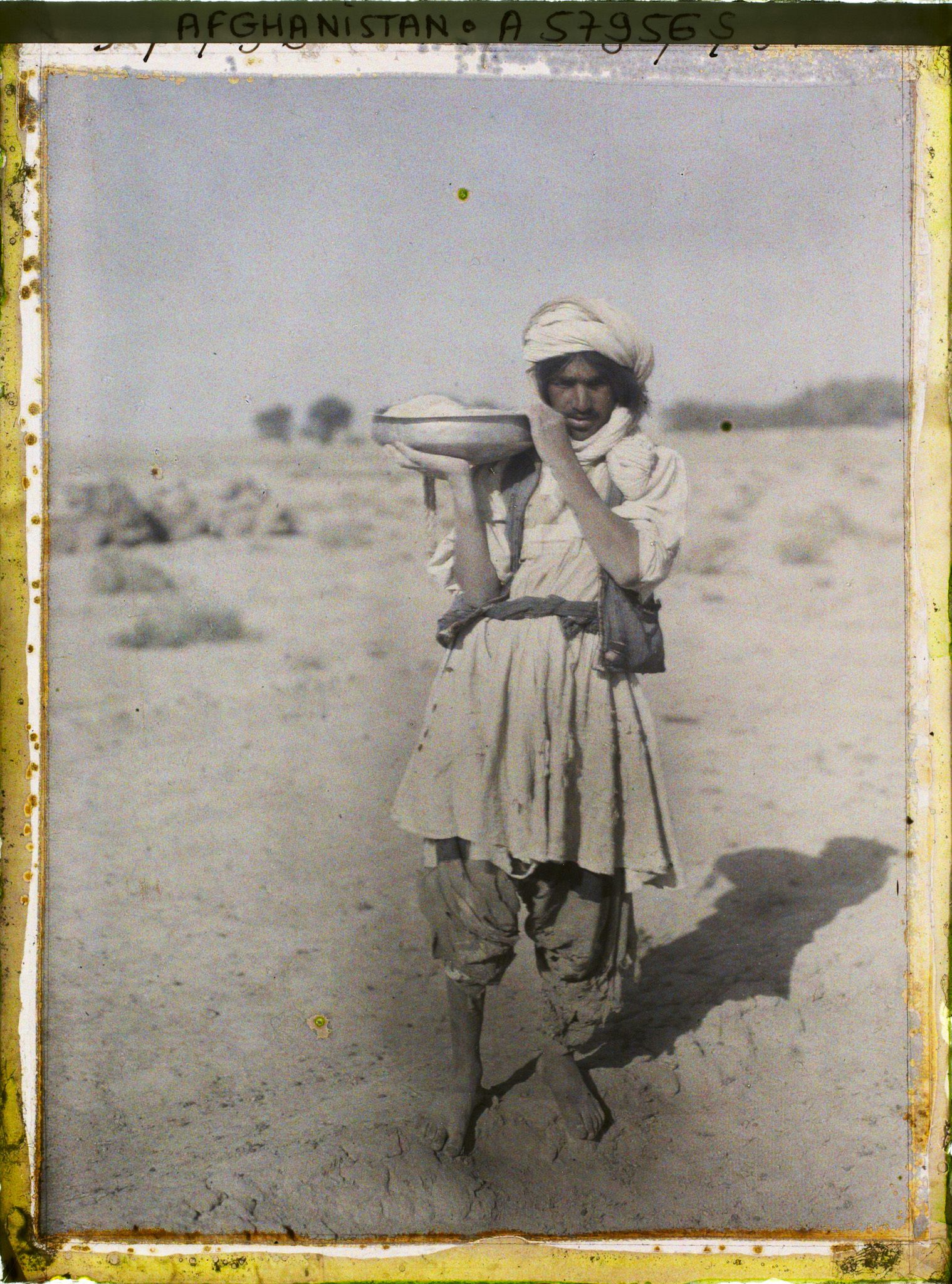 Image représentant Jeune chamelier servant le repas