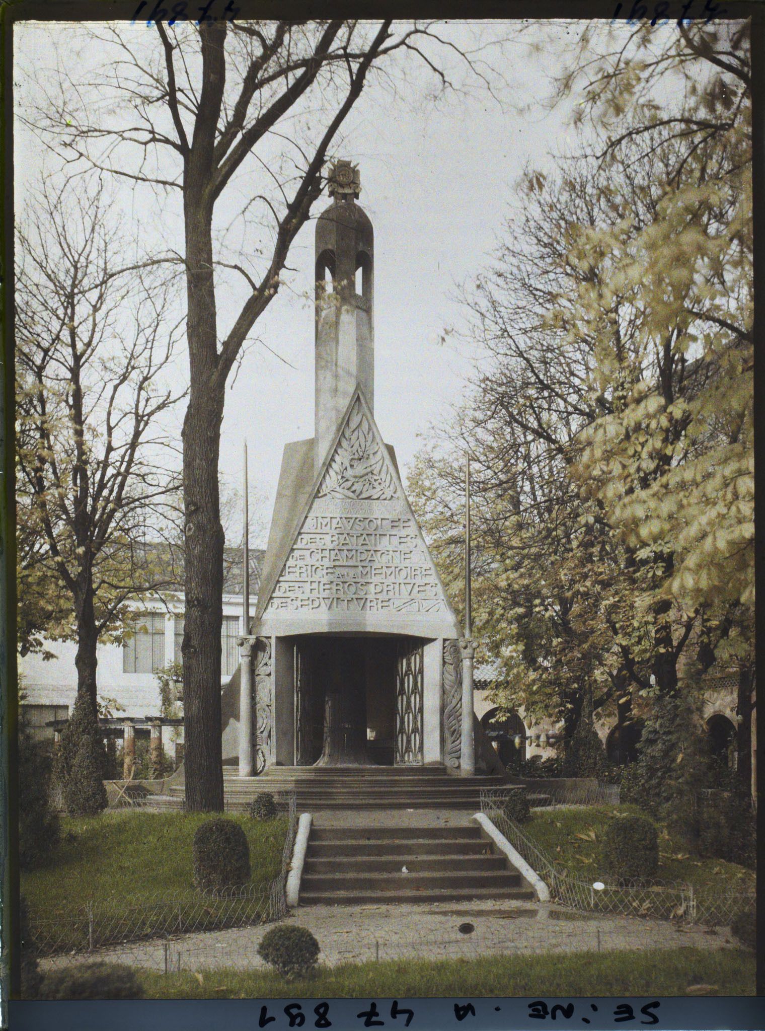 Image représentant L'Exposition des arts décoratifs, Chapelle reimoise, mausolée aux morts de Champagne, près du Petit Palais