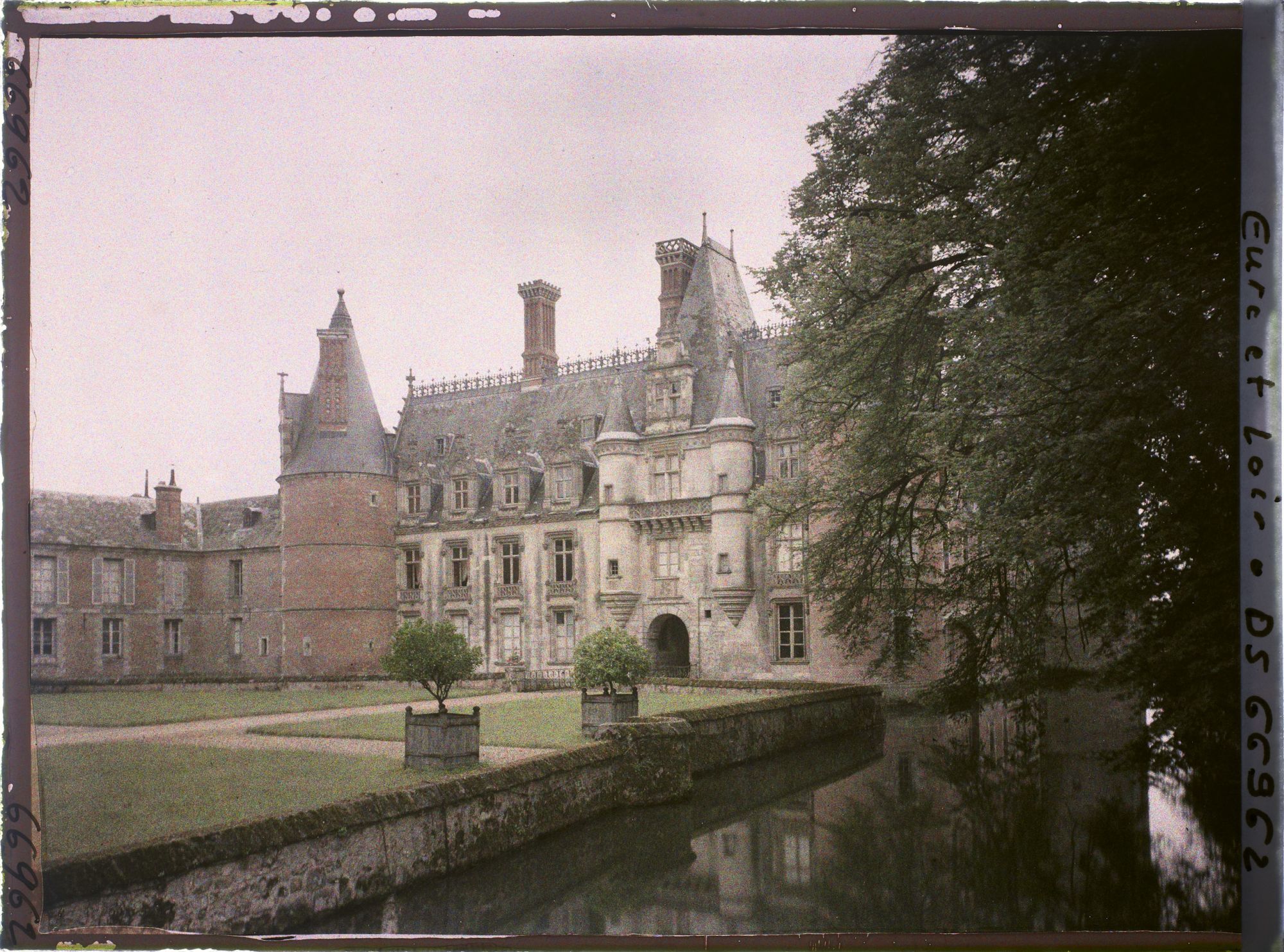 Image représentant La cour d'honneur et le corps de logis principal du château pris depuis le pont sur les douves