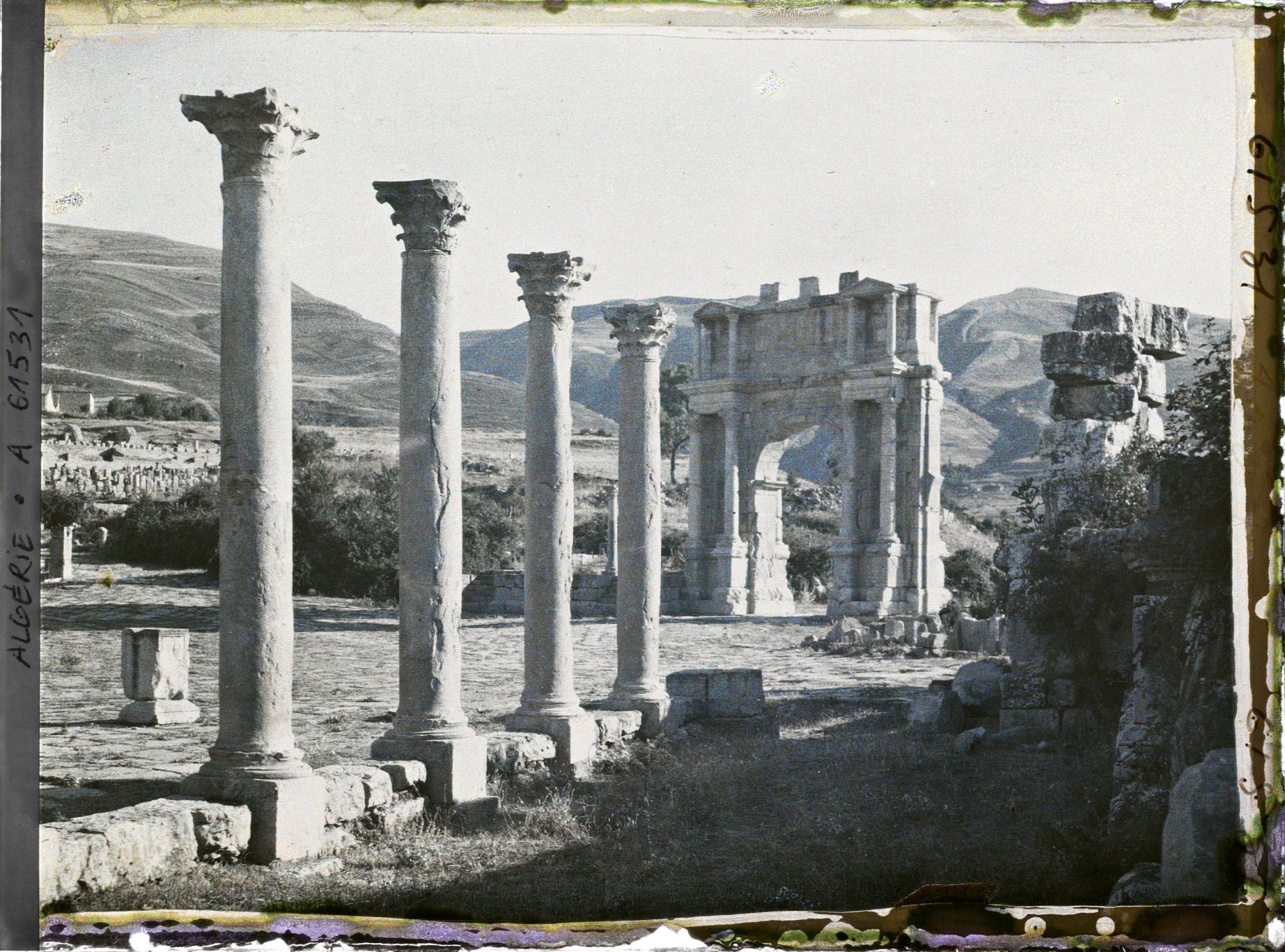 Image représentant L'Arc de Caracalla et colonnes du Nouveau Forum, vestiges de la cité antique Cuicul