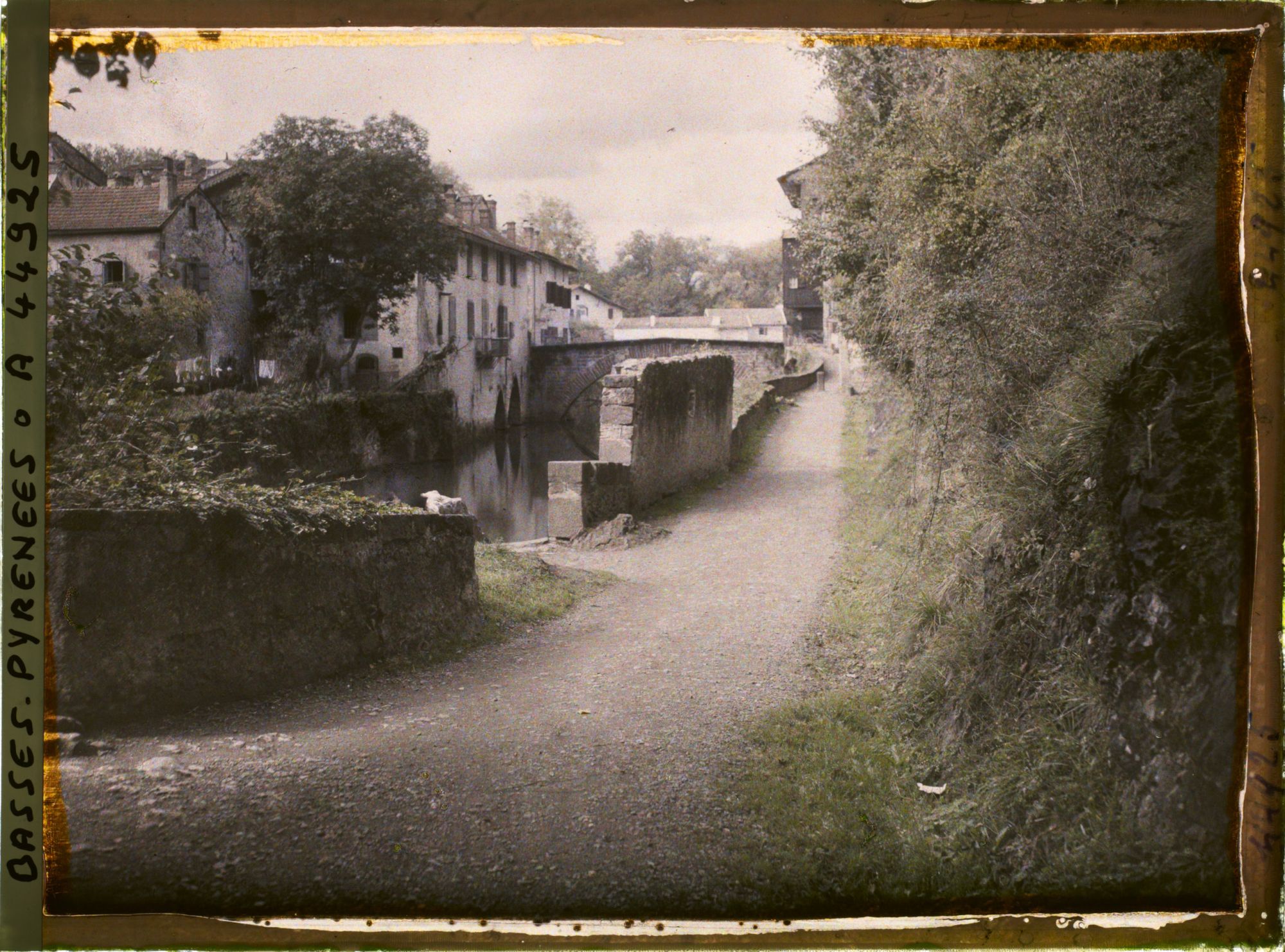 Image représentant France, St Jean Pied de Port, Petit chemin au bord de l'eau