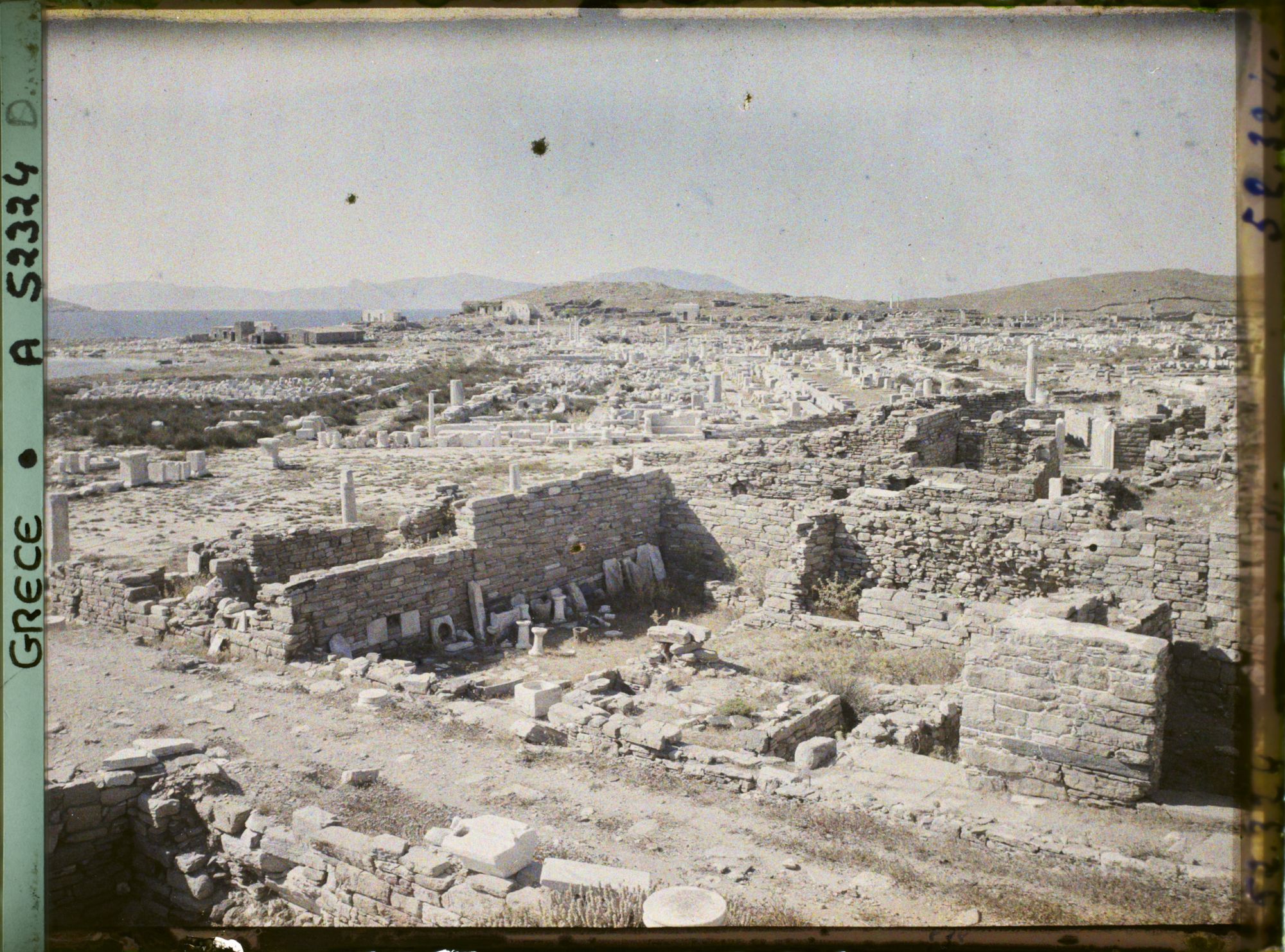 Image représentant Panorama sur la ville basse vers le nord, les quartiers du Hieron (sanctuaire d'Apollon) et plus loin, le Lac Sacré