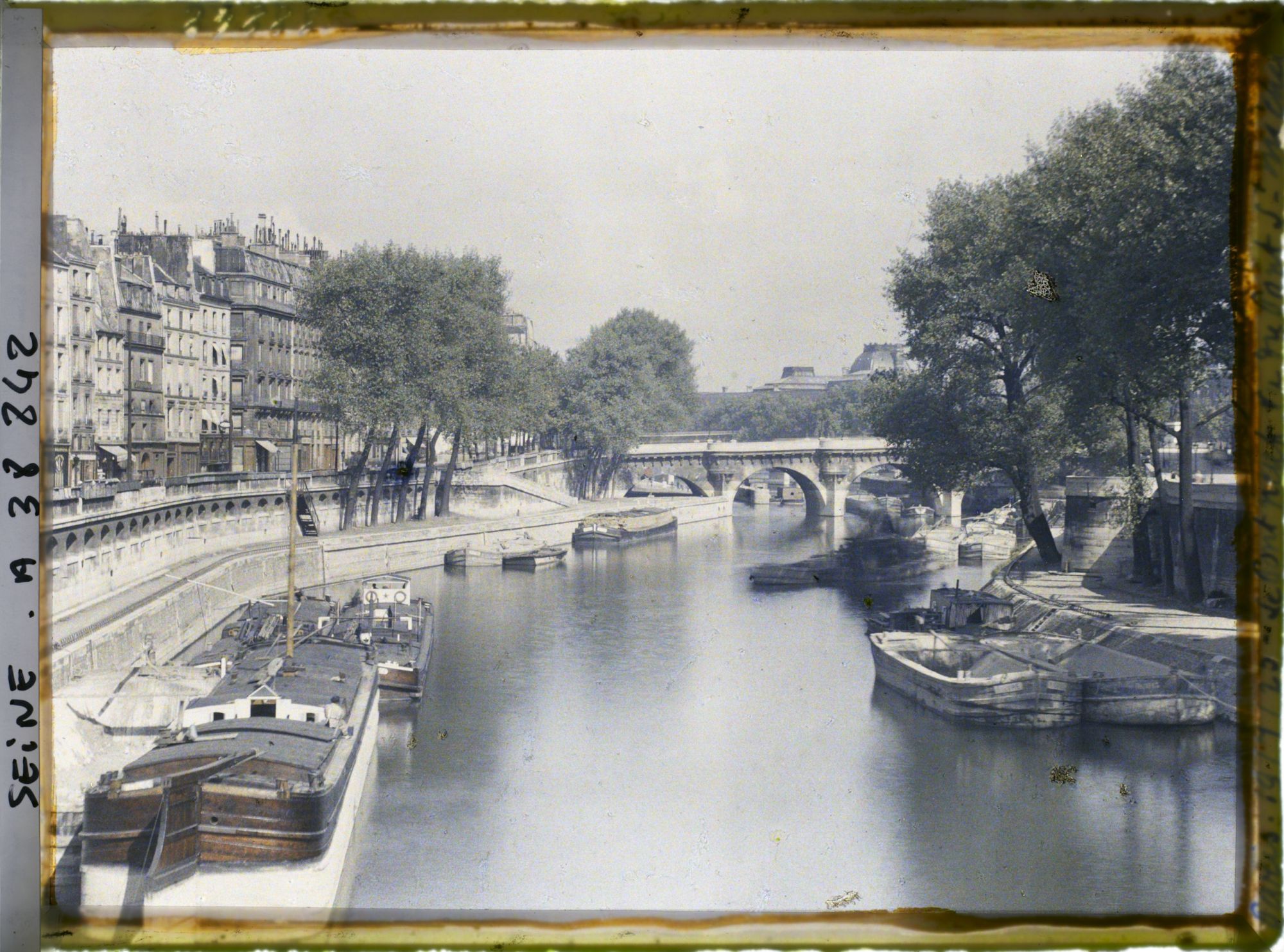 Image représentant Le quai des Grands-Augustins et le Pont-Neuf depuis le pont Saint-Michel