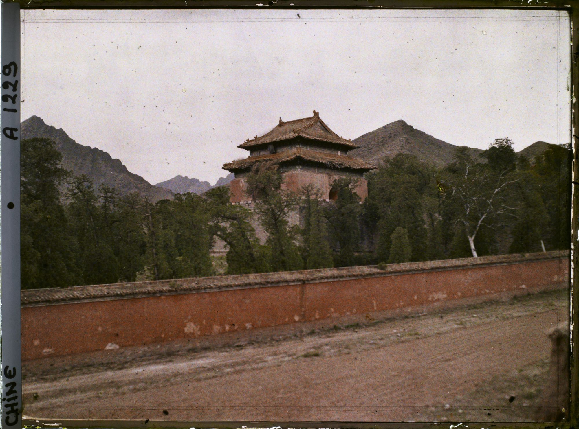 Image représentant Ming Shisanling (" Treize Tombeaux des Ming ")