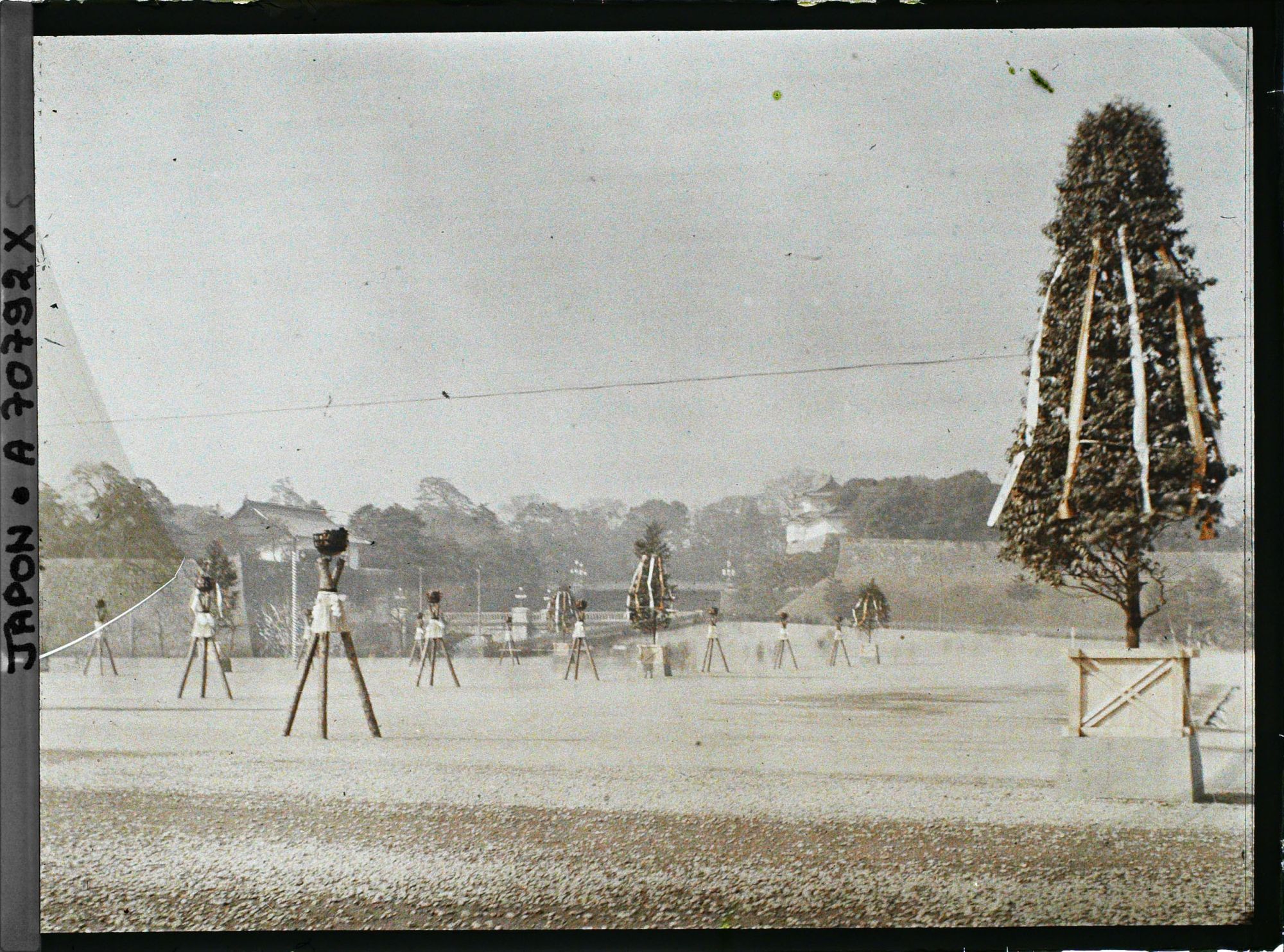 Image représentant Funérailles de l'Empereur Taisho-Tenno (Yoshihito), décor mortuaire sur l'esplanade du palais impérial