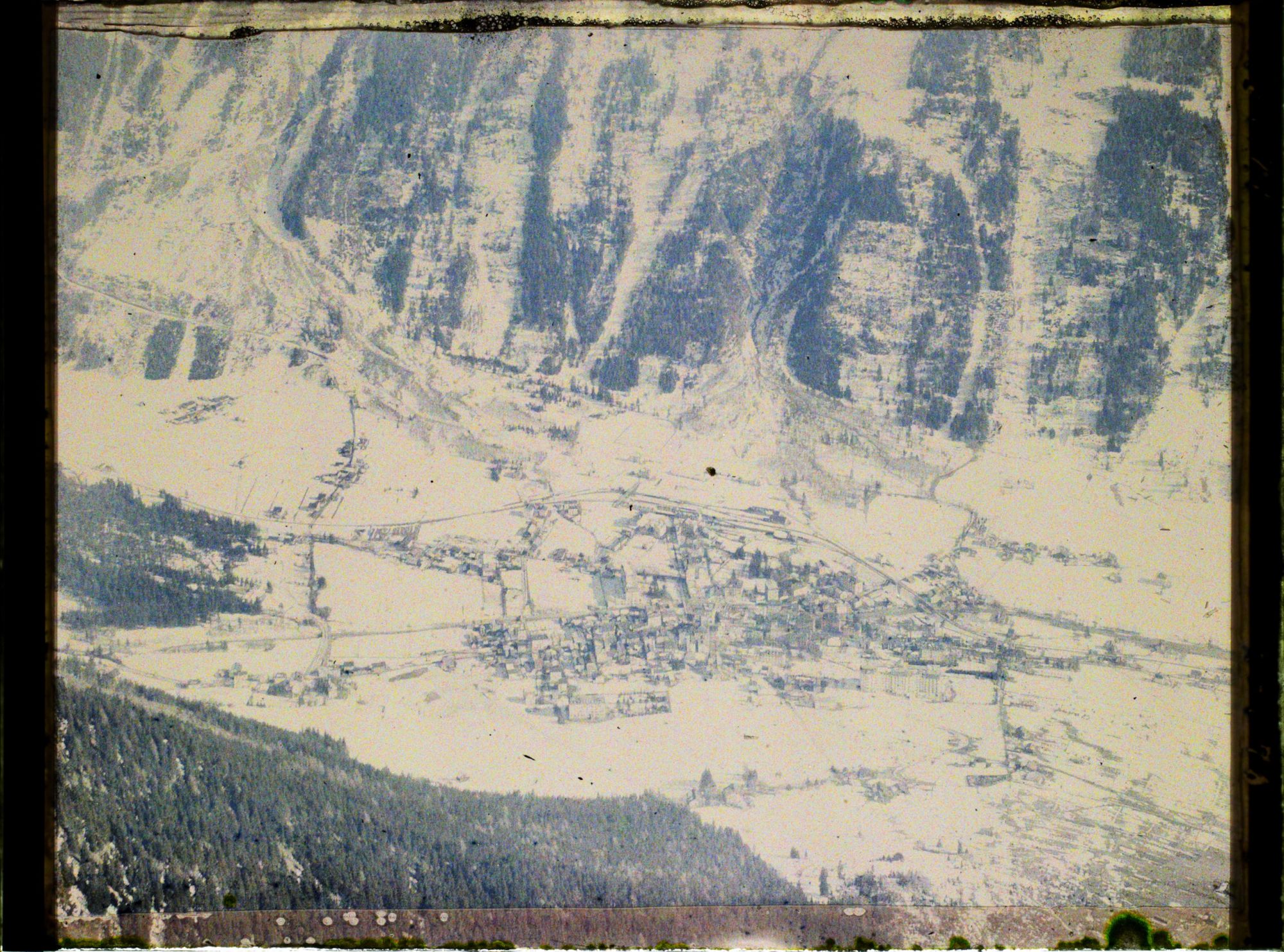 Image représentant Chamonix, Vue prise de Brévent (2532m) Le village de Chamonix vu de Brévent
