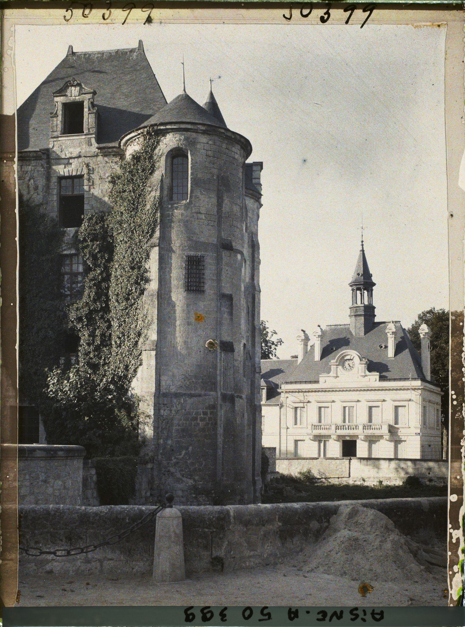 Image représentant France, Vic-s/-Aisne, Château et Hôtel de Ville