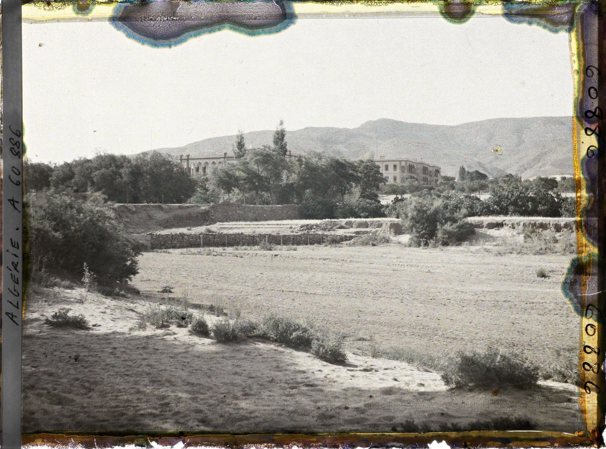 Image représentant Le lit asséché de l'oued Sefra