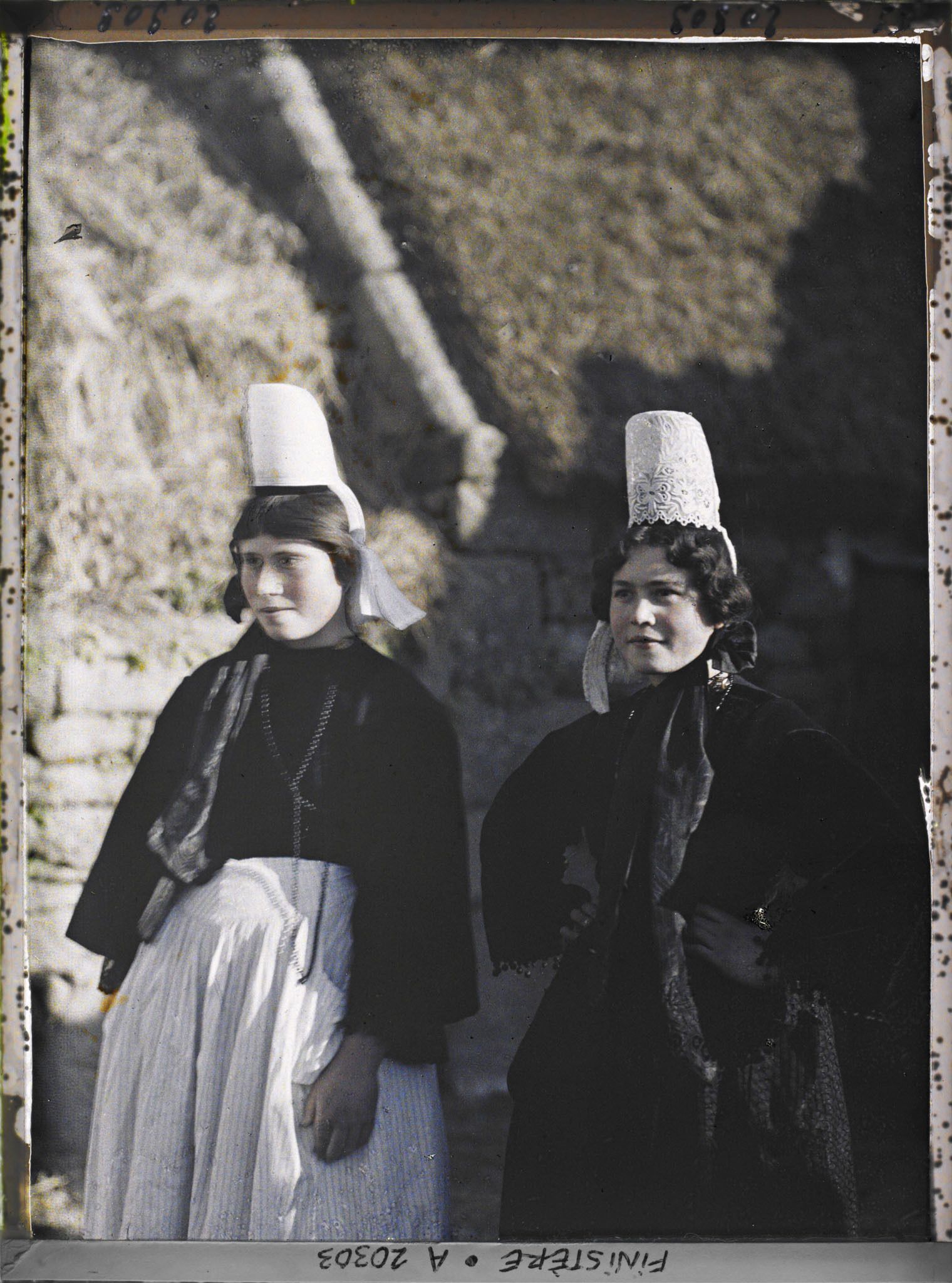 Image représentant Deux jeunes filles en costume traditionnel porté en 1920