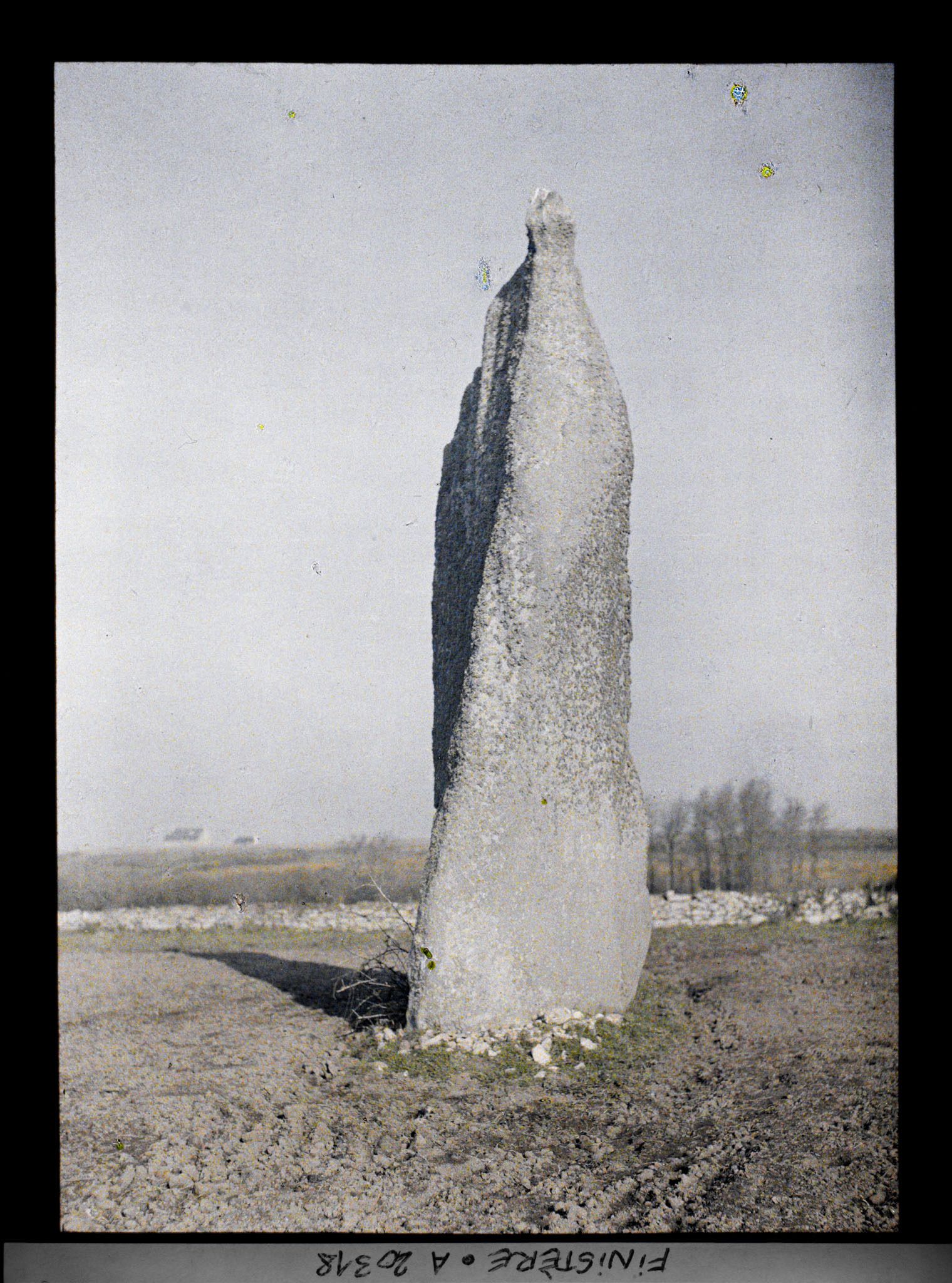 Image représentant L'un des deux menhirs de Kerscaven, dit le menhir de l'Evêque
