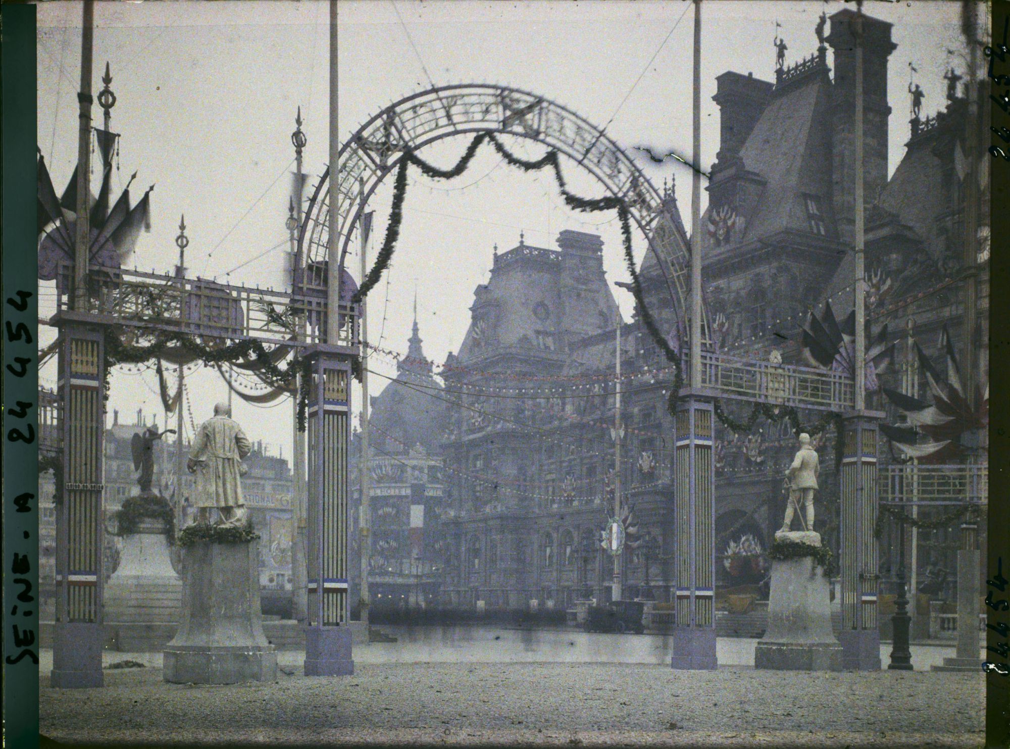 Image représentant La place de l'Hôtel de Ville décorée pour le Cinquantenaire de la IIIe République