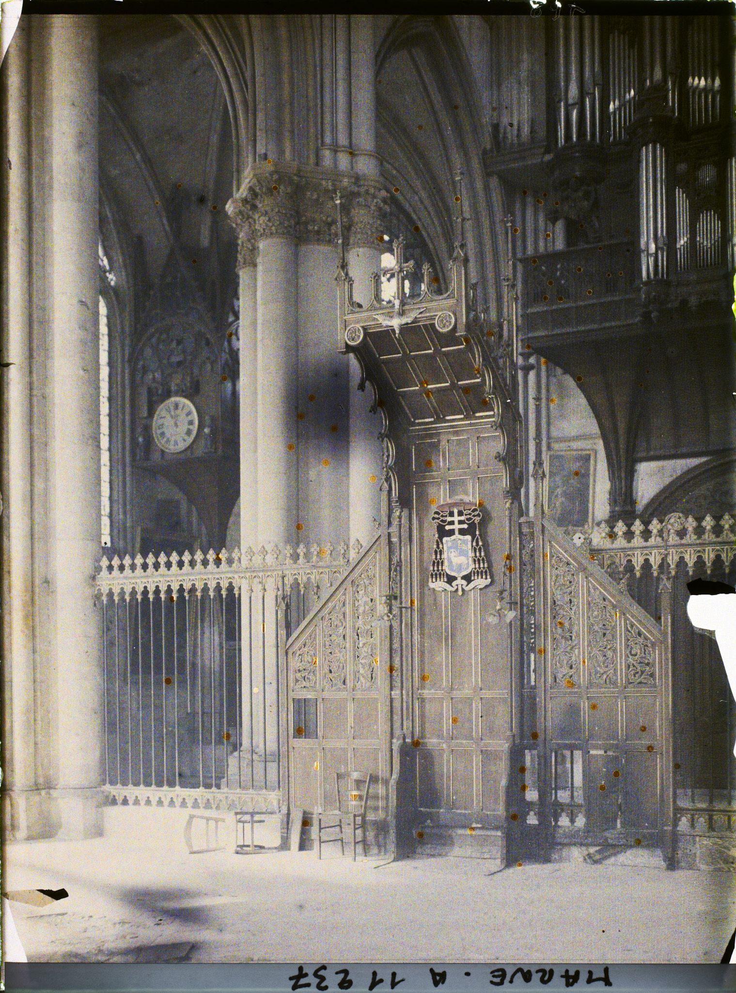 Image représentant La stalle du cardinal et l'horloge de la cathédrale