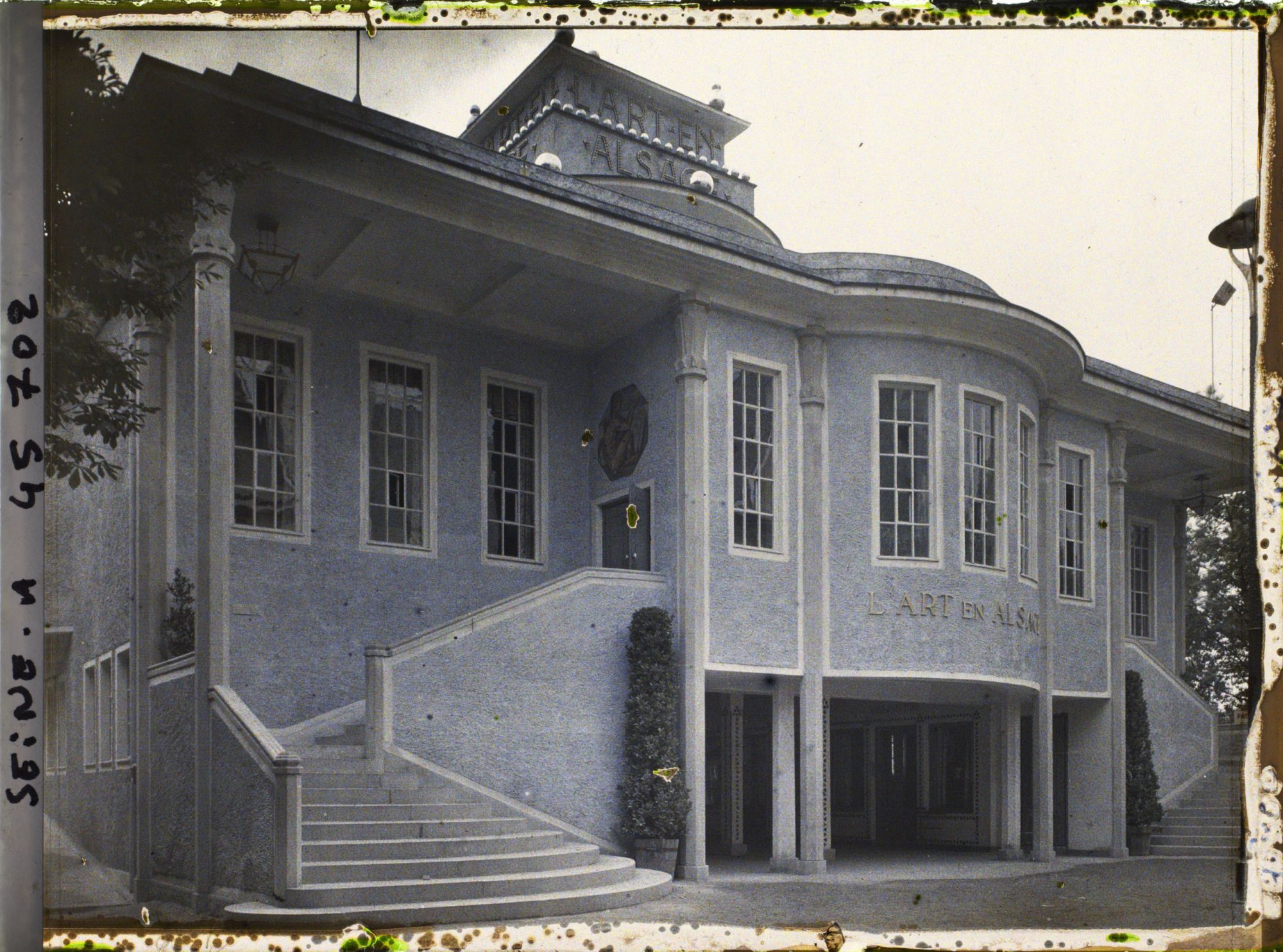 Image représentant L'Exposition des arts décoratifs, le Village français sous la direction de Charles Genuys, Pavillon de l'Art en Alsace