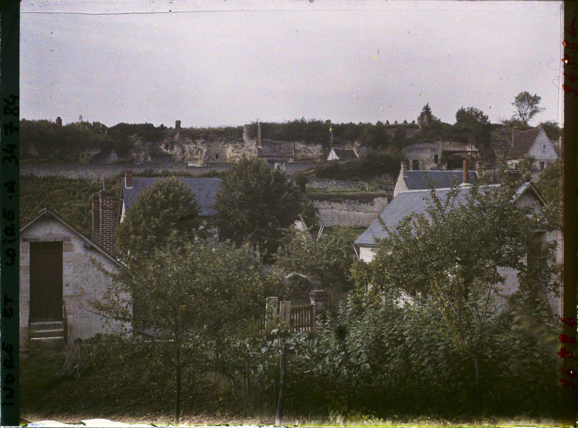 Image représentant Vue du côteau du val de Nouy creusé de maisons troglodytes