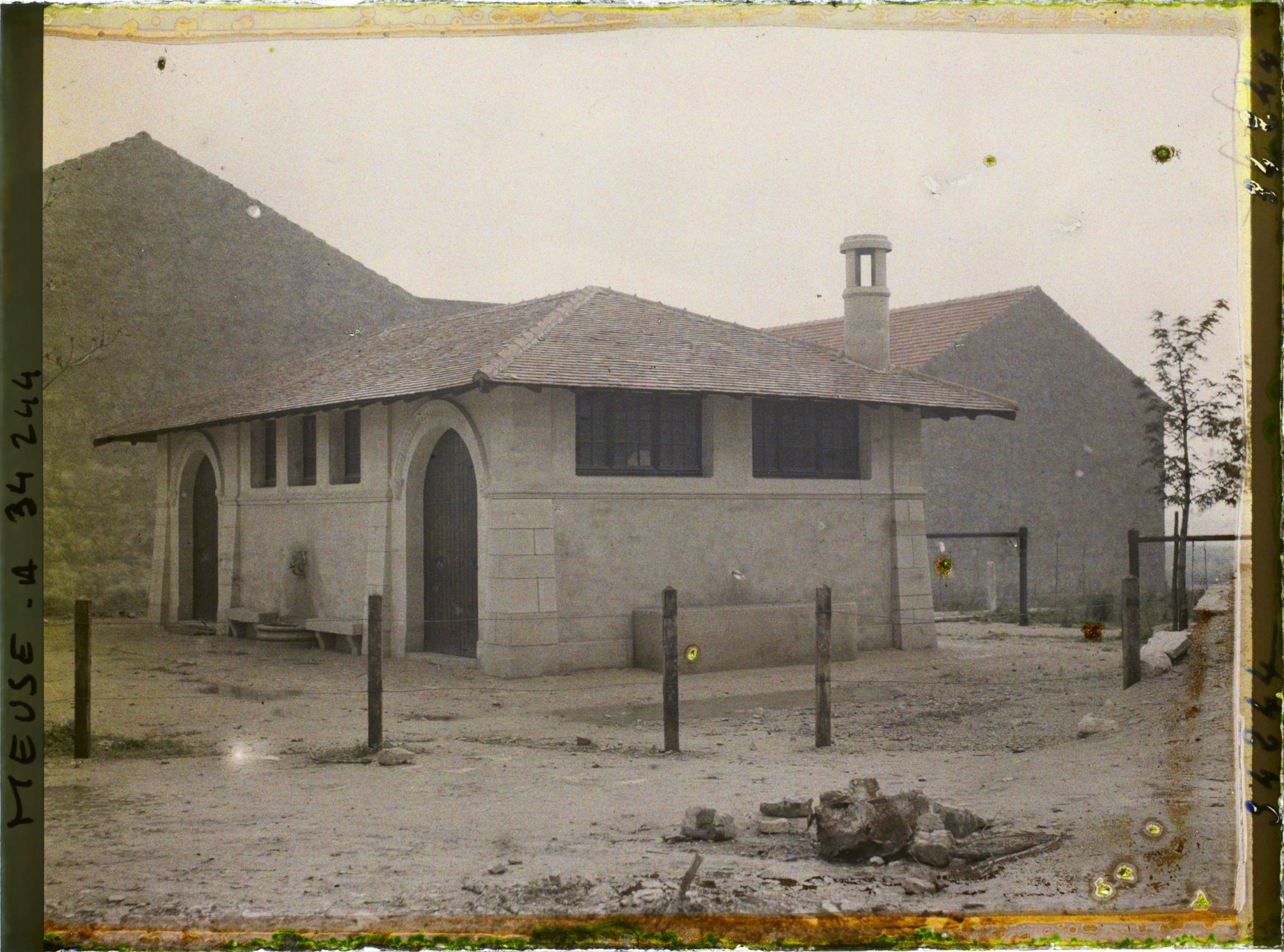 Image représentant France, Hattonchâtel, Le lavoir, don de Miss Skinner