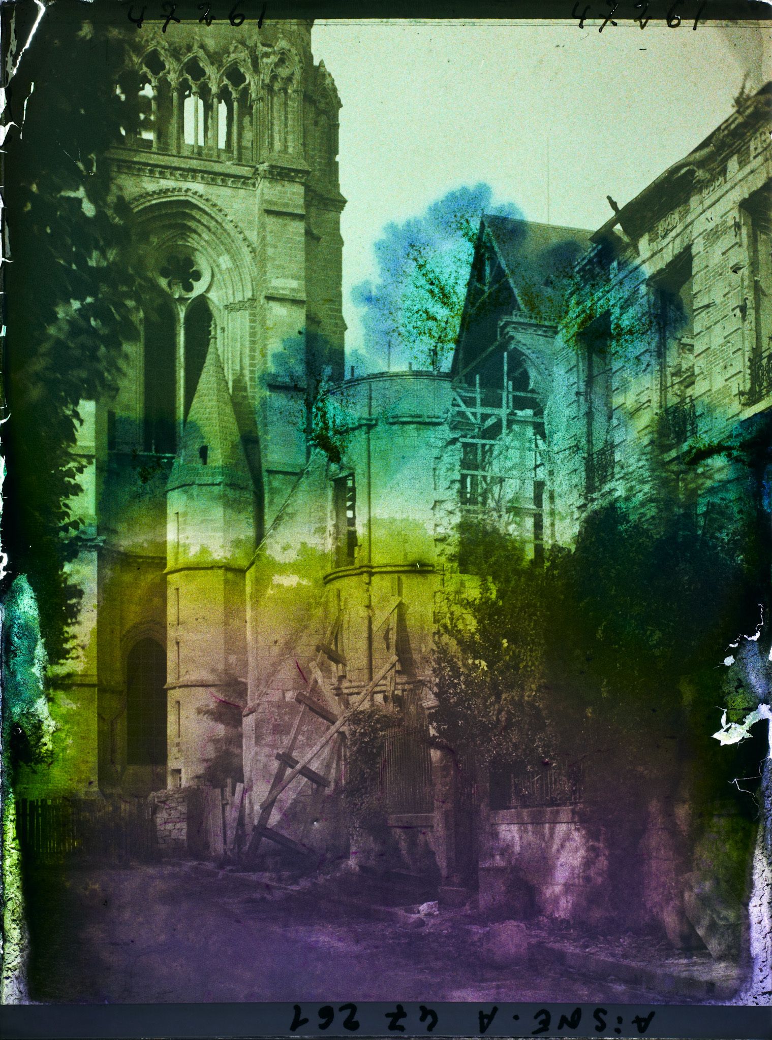 Image représentant France, Soissons, Tour Sud de la Cathédrale et Maison du XIIe