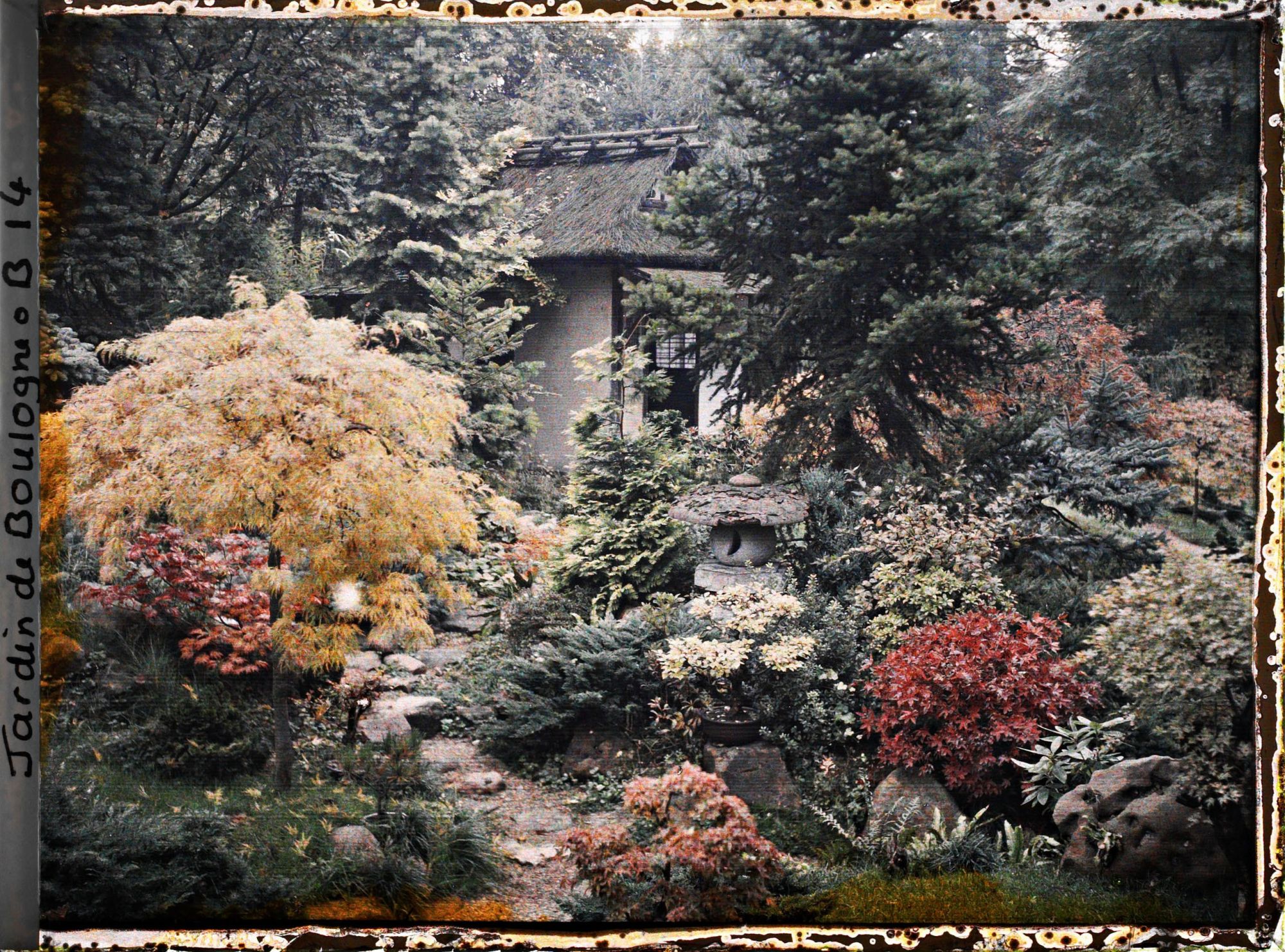 Image représentant Pas japonais menant à l'ouest de la maison de thé cachée par la verdure du " village japonais "