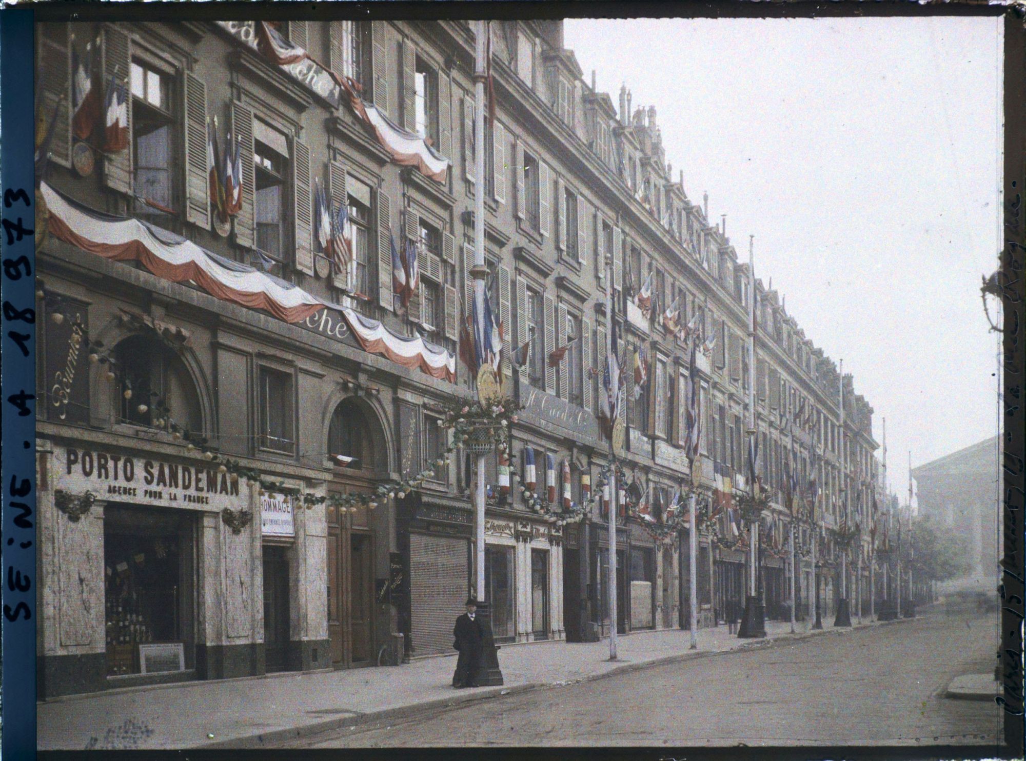Image représentant La rue Royale décorée pour les fêtes de la Victoire des 13 et 14 juillet