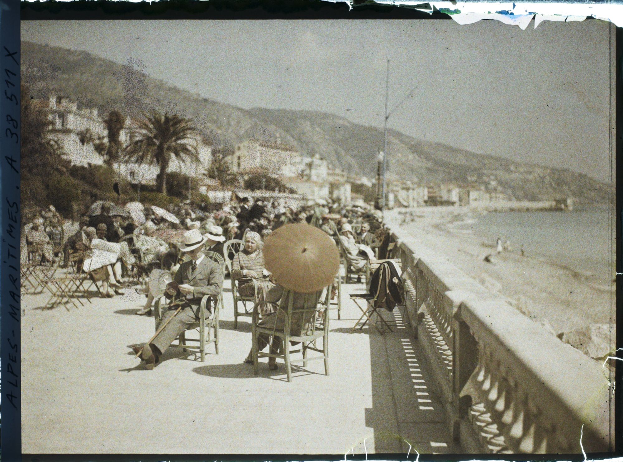 Image représentant Personnes assises sur la promenade du Midi, profitant du soleil hivernal