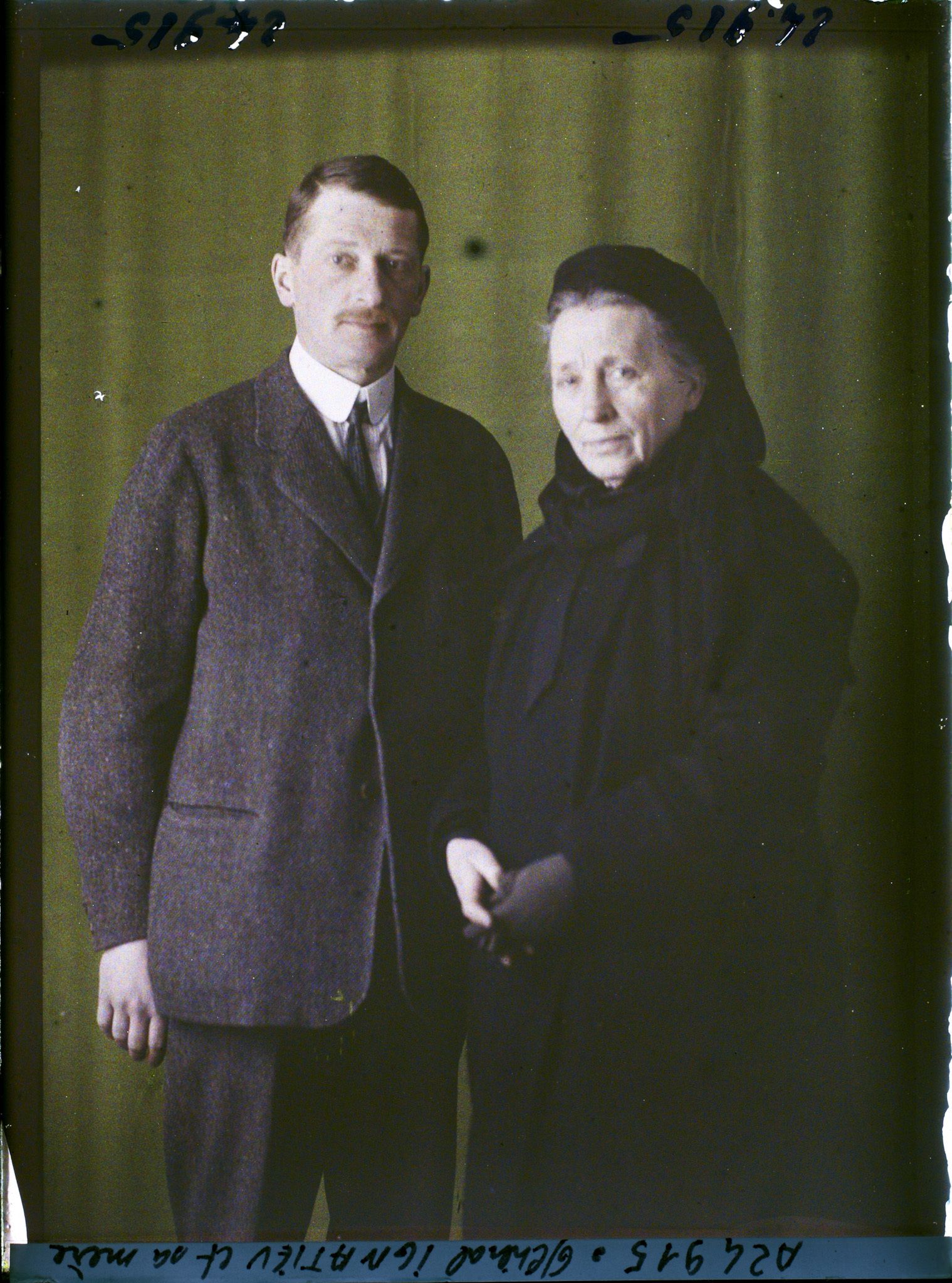 Image représentant Le Général  https://musee-albert-kahn.s-museum.fr/home/NWQ2OTAwYzNmYjZlZTk1ZWQwODJmMjY4L2dlbmVyaWMtbm90aWNlLXRhYi9hdXRob3JpdHkvNjE3YTc5ZjVjZjhiODk2OGIzMzM3ZDIx/5d6900c3fb6ee95ed082f268/generic-notice-tab/authority/617a79ebcf8b8968b3336f98 Alexeï Ignatiev  en compagnie de  https://musee-albert-kahn.s-museum.fr/home/NWQ2OTAwYzNmYjZlZTk1ZWQwODJmMjY4L2dlbmVyaWMtbm90aWNlLXRhYi9hdXRob3JpdHkvNjE3YTc5ZjVjZjhiODk2OGIzMzM3ZDIx/5d6900c3fb6ee95ed082f268/generic-notice-tab/authority/617a79ebcf8b8968b3336f99 sa mère