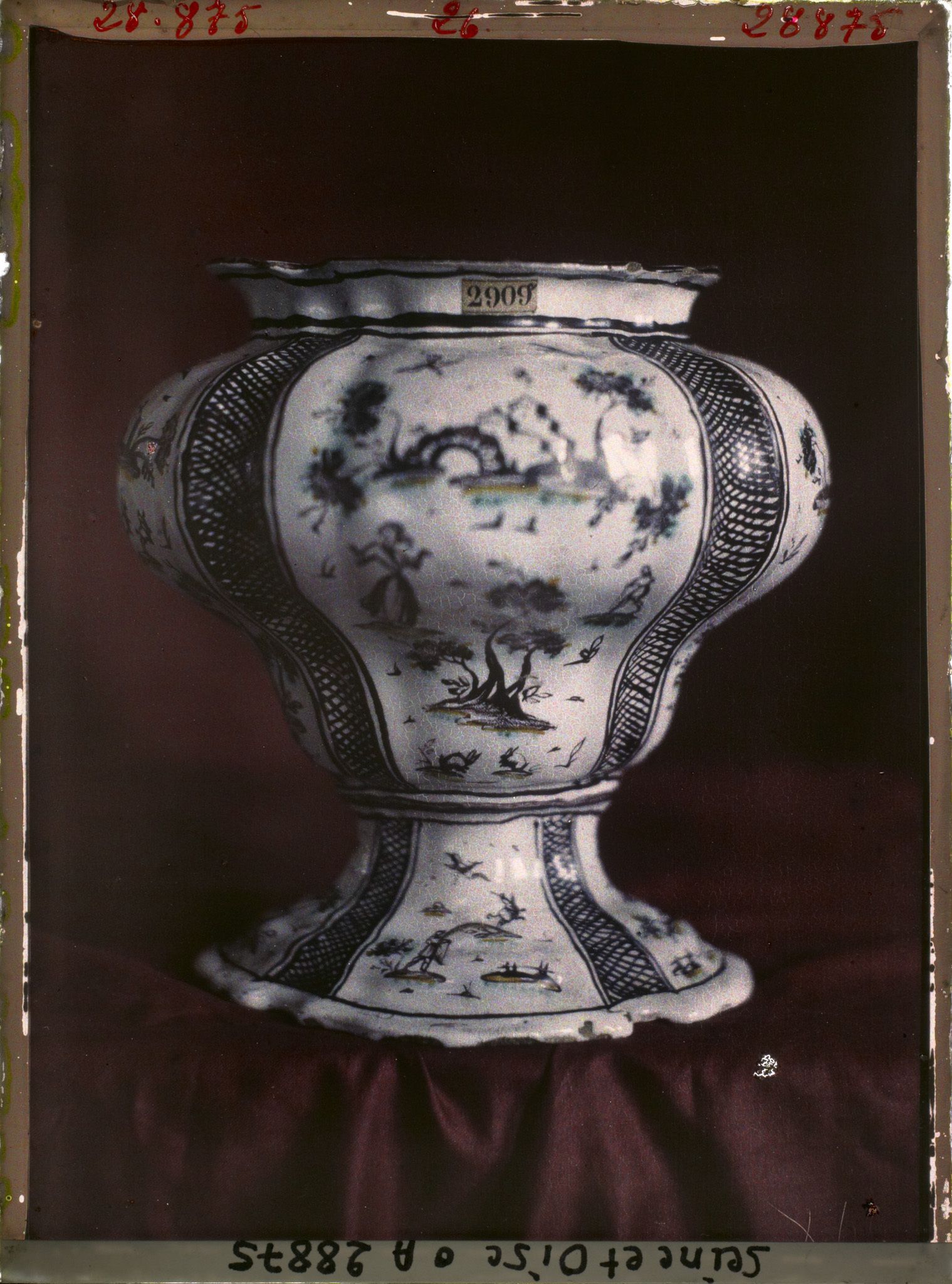 Image représentant vase? en céramique des collections du musée de Sèvres
