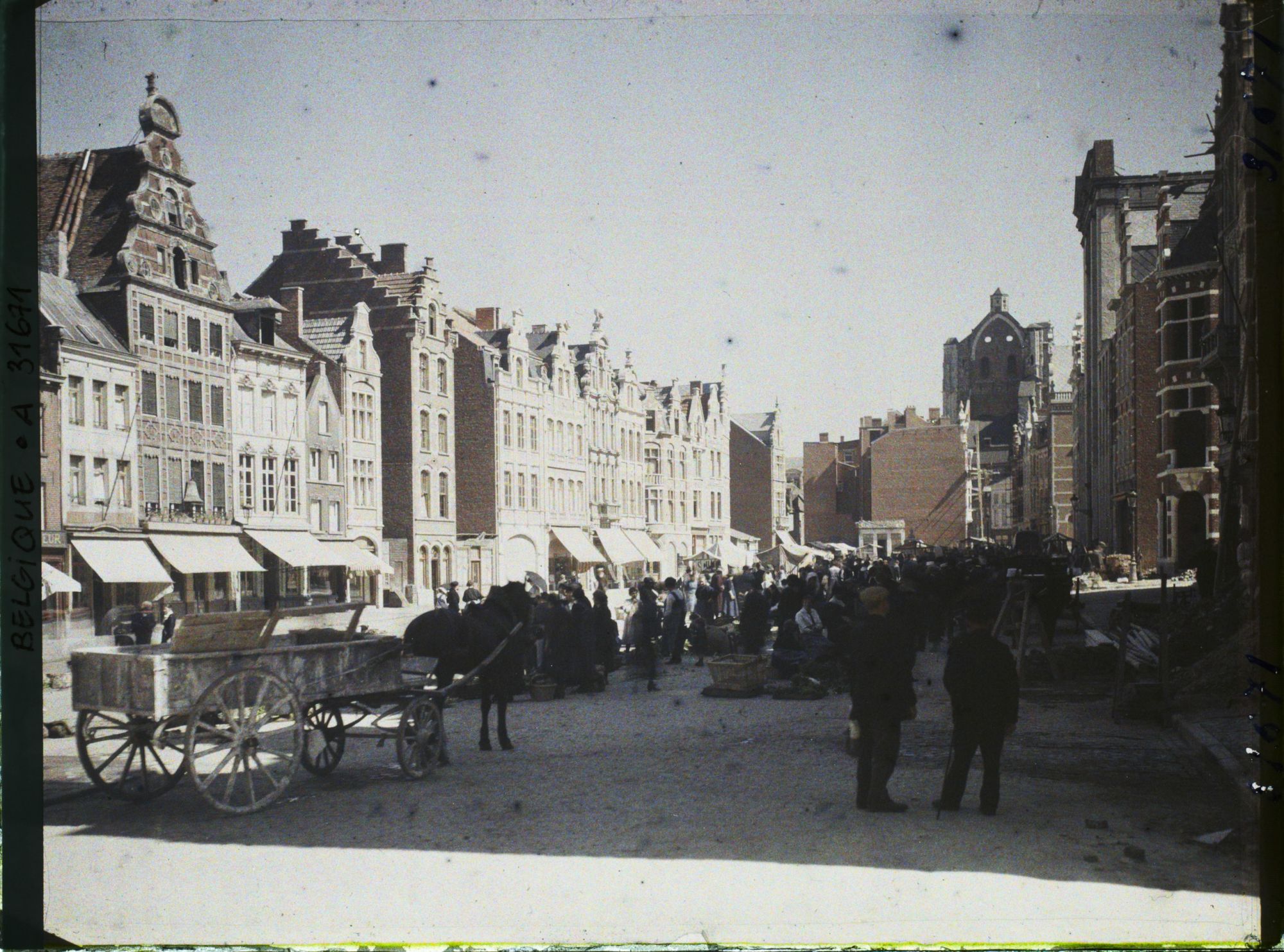 Image représentant Belgique, Louvain, Place du Marché un jour de marché
