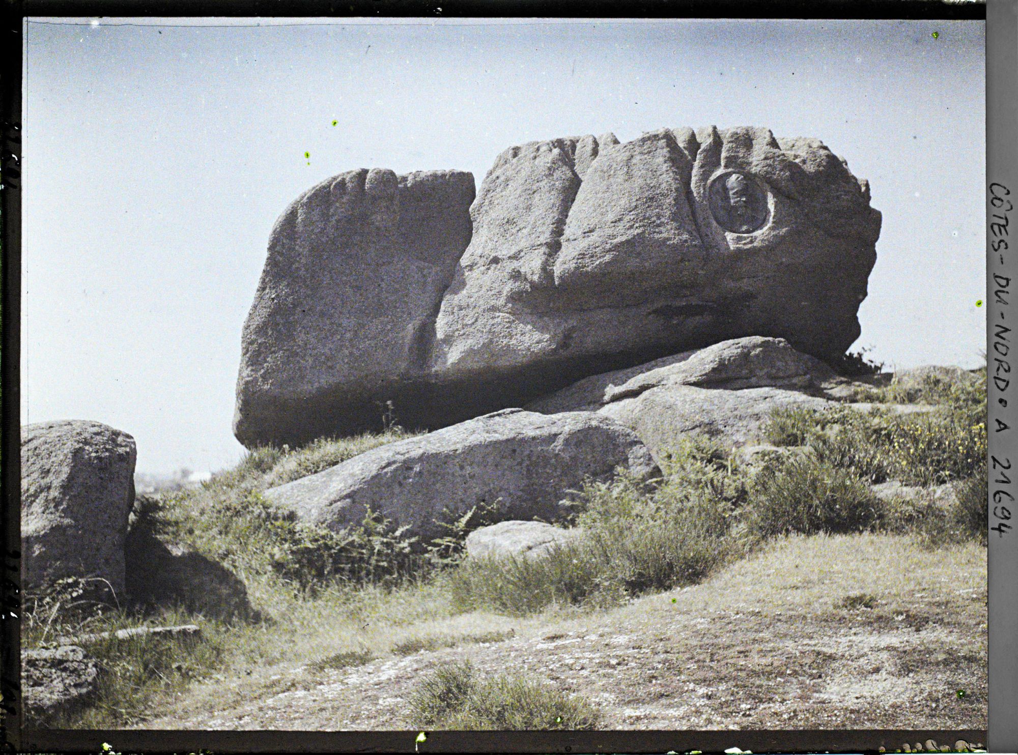Image représentant La Roche des Soupirs avec le portrait en médaillon du poète Gabriel Vicaire