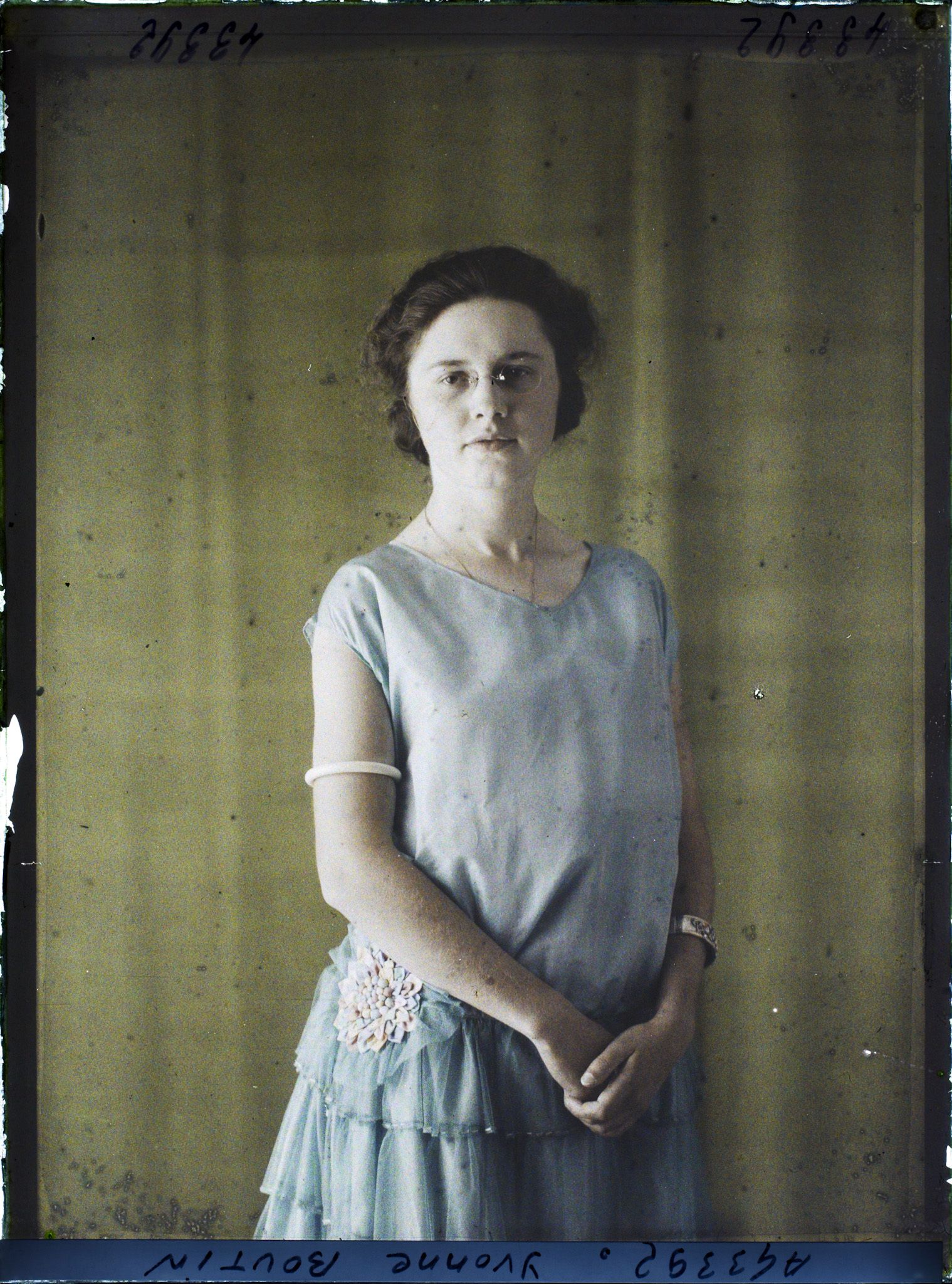 Image représentant Mademoiselle  https://musee-albert-kahn.s-museum.fr/home/NWQ2OTAwYzNmYjZlZTk1ZWQwODJmMjY4L2dlbmVyaWMtbm90aWNlLXRhYi9hdXRob3JpdHkvNjE3YTc5ZjVjZjhiODk2OGIzMzM3ZDIx/5d6900c3fb6ee95ed082f268/generic-notice-tab/authority/617a79ebcf8b8968b333696a Yvonne Boutin