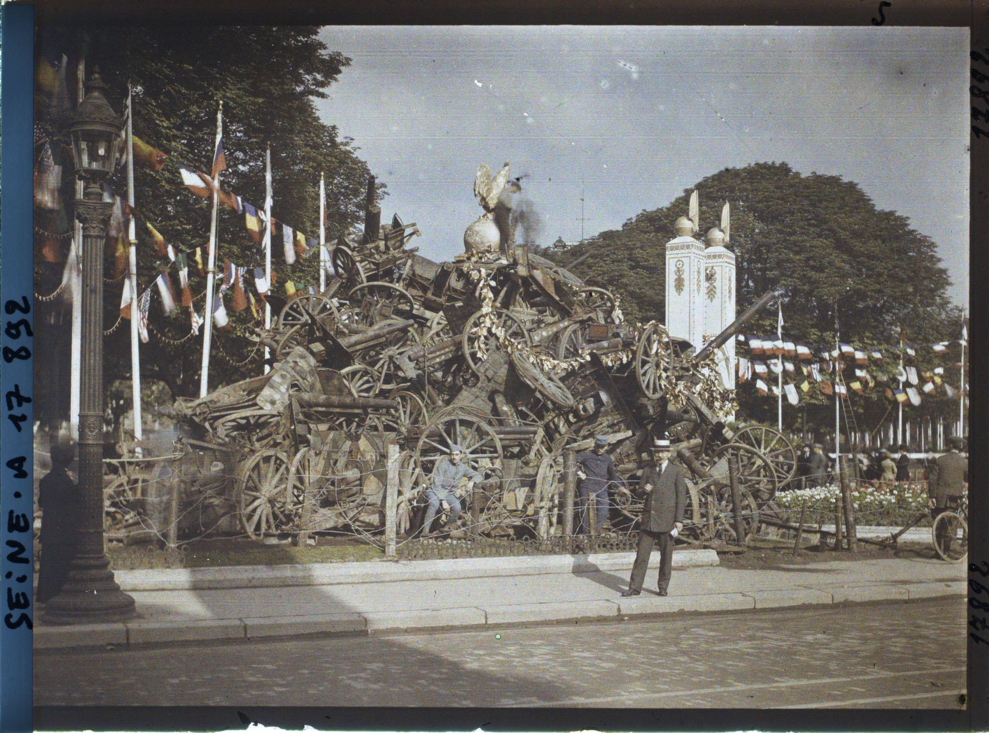 Image représentant Canons exposés sur le rond-point des Champs-Elysées pour les fêtes de la Victoire des 13 et 14 juillet (actuel rond-point Marcel-Dassault)