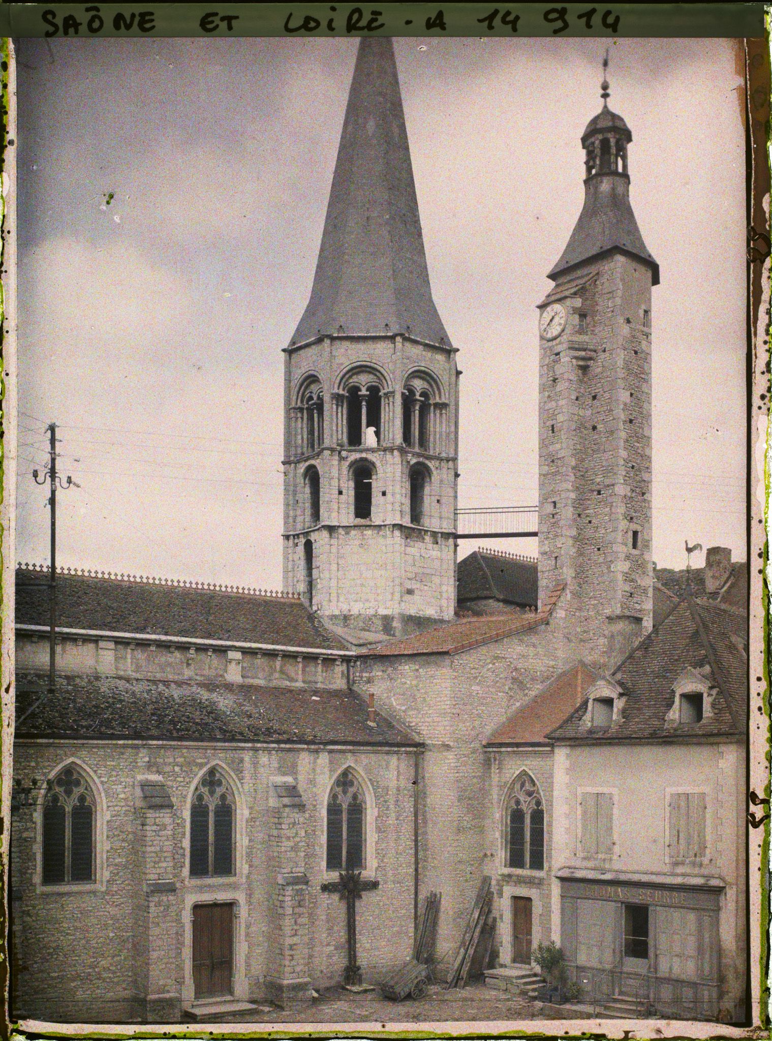 Image représentant L'église, son clocher clunisien et sa tour du XVIe siècle