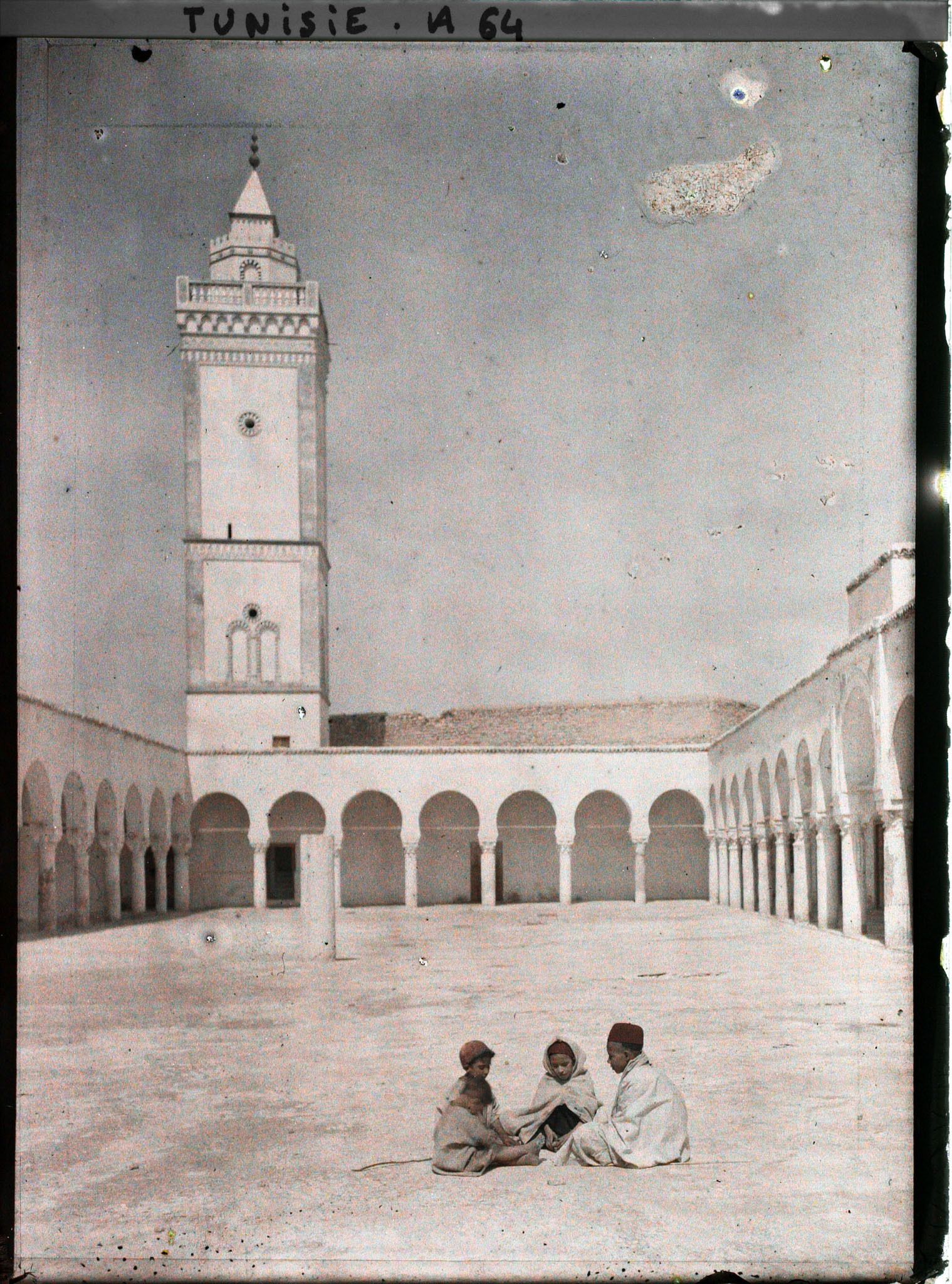 Image représentant Des enfants assis dans la cour de la Grande Mosquée