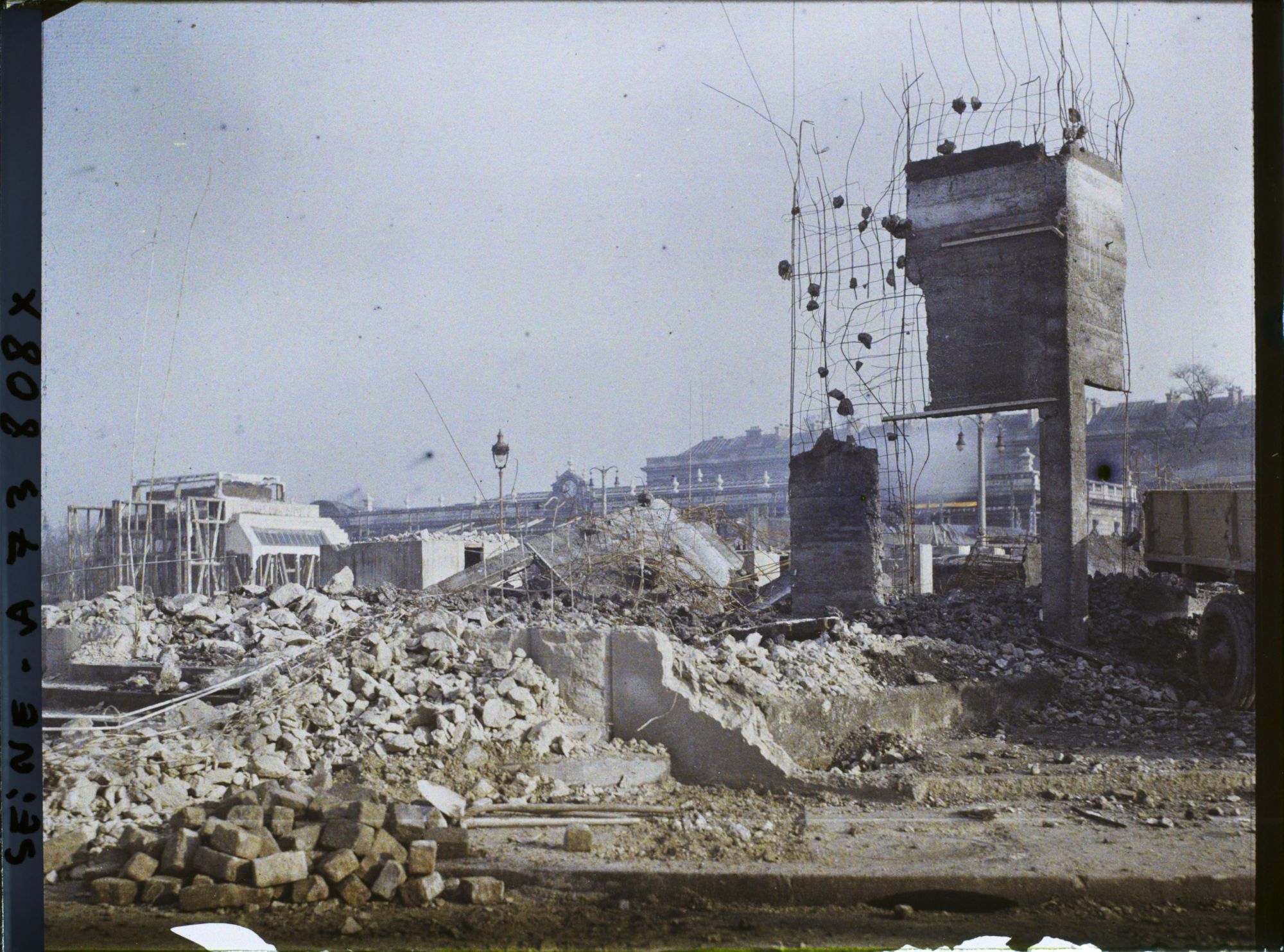 Image représentant L'exposition des arts décoratifs, démolition des pavillons sur l'esplanade des Invalides