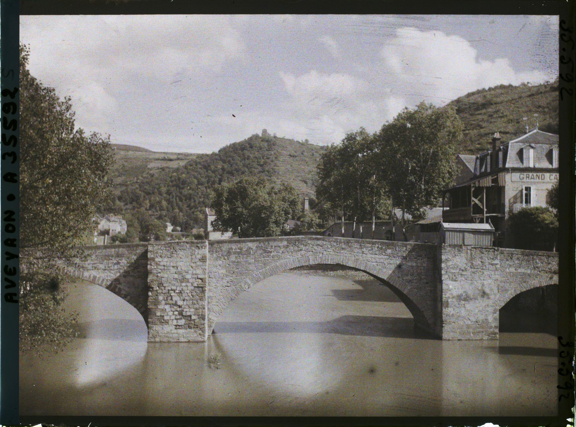 Image représentant Le pont des consuls, enjambant l'Aveyron