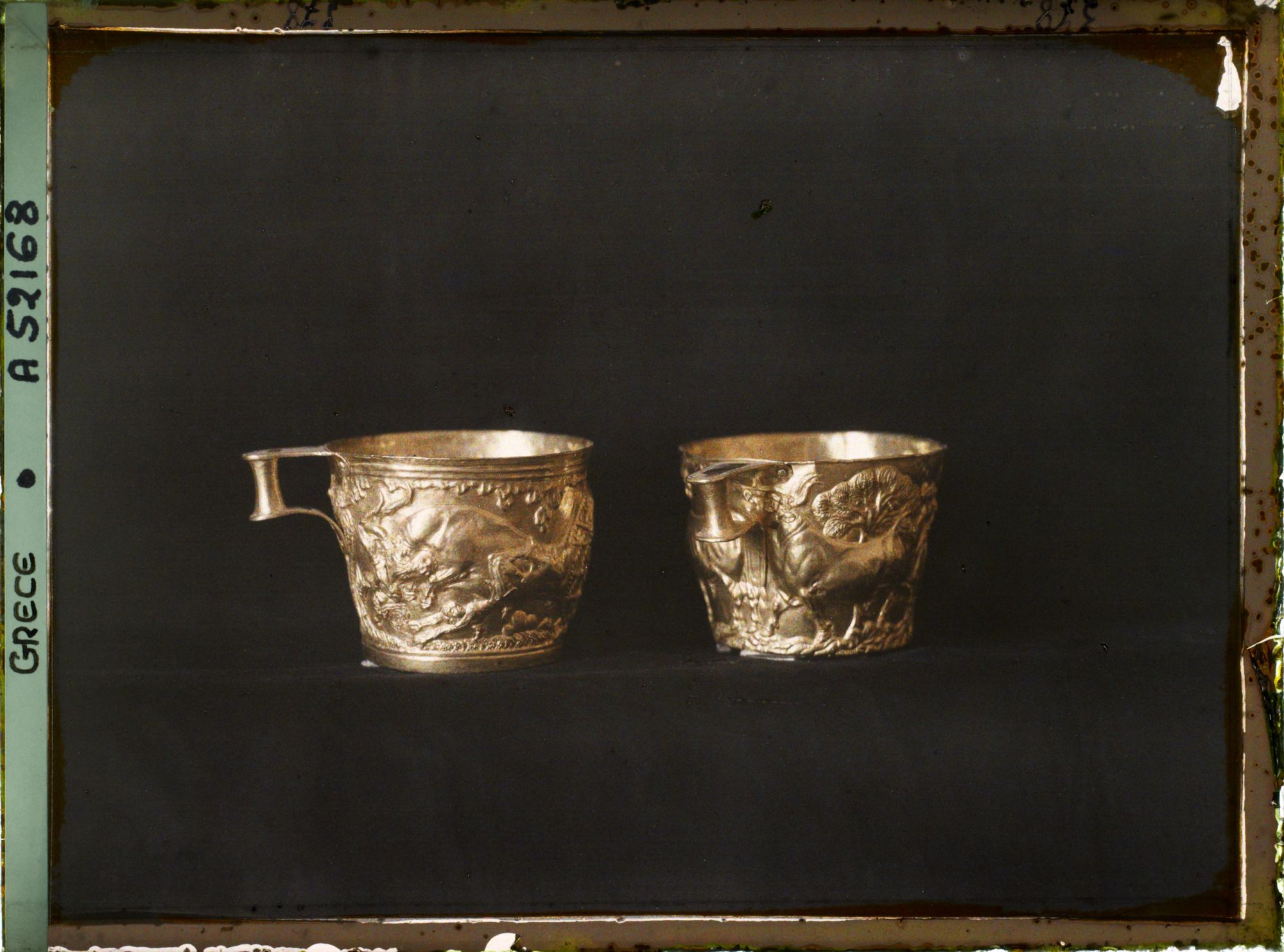 Image représentant Deux gobelets en or sculpté (scènes de chasse au taureau) provenant de Vaphio (Laconie)