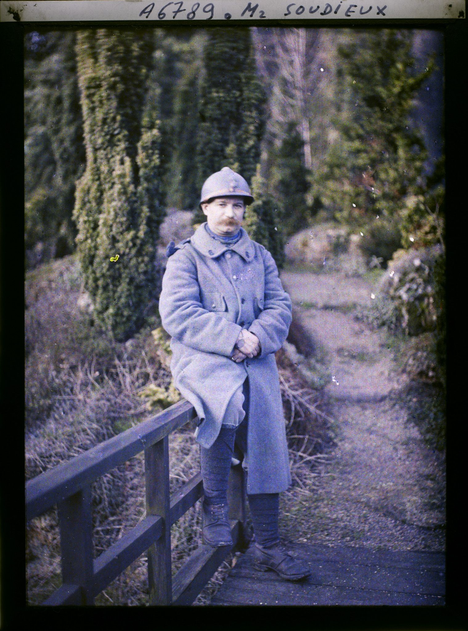 Image représentant https://musee-albert-kahn.s-museum.fr/home/NWQ2OTAwYzNmYjZlZTk1ZWQwODJmMjY4L2dlbmVyaWMtbm90aWNlLXRhYi9hdXRob3JpdHkvNjE3YTc5ZjVjZjhiODk2OGIzMzM3ZDIx/5d6900c3fb6ee95ed082f268/generic-notice-tab/authority/617a79ebcf8b8968b33377fc Monsieur Soudieux assis sur le bord d'un pont