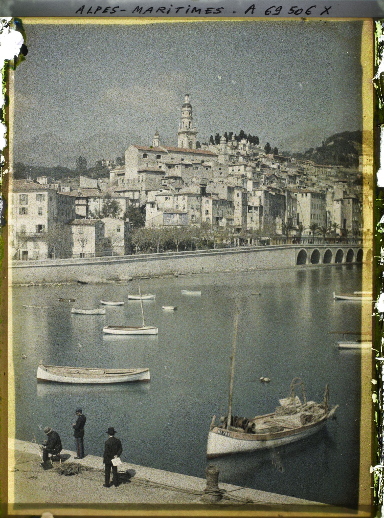 Image représentant Menton vue depuis la jetée du port