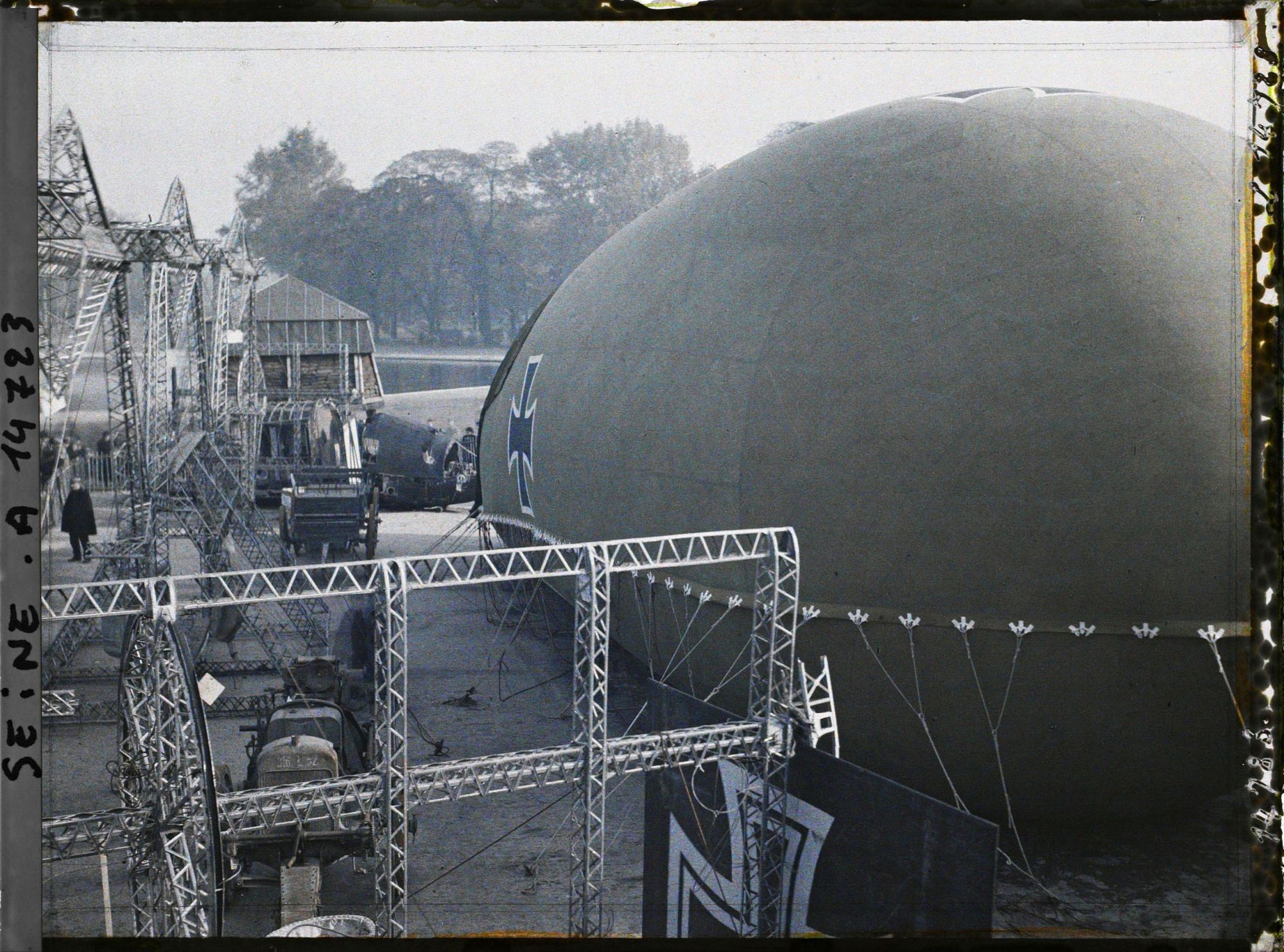 Image représentant Saucisse et monture d'un zeppelin au jardin des Tuileries