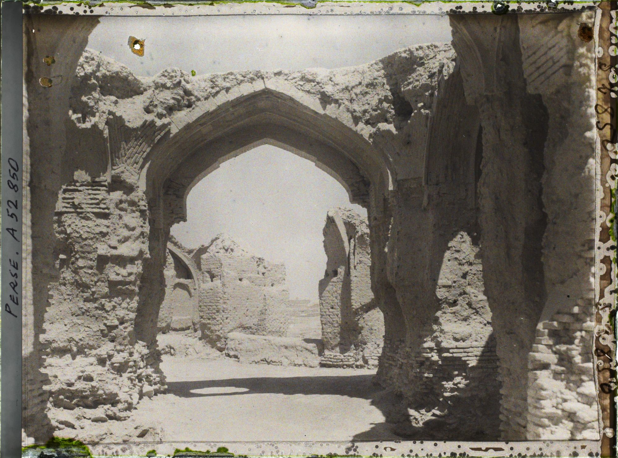 Image représentant Ruines de l'ancienne ville (d'un caravansérail ?)