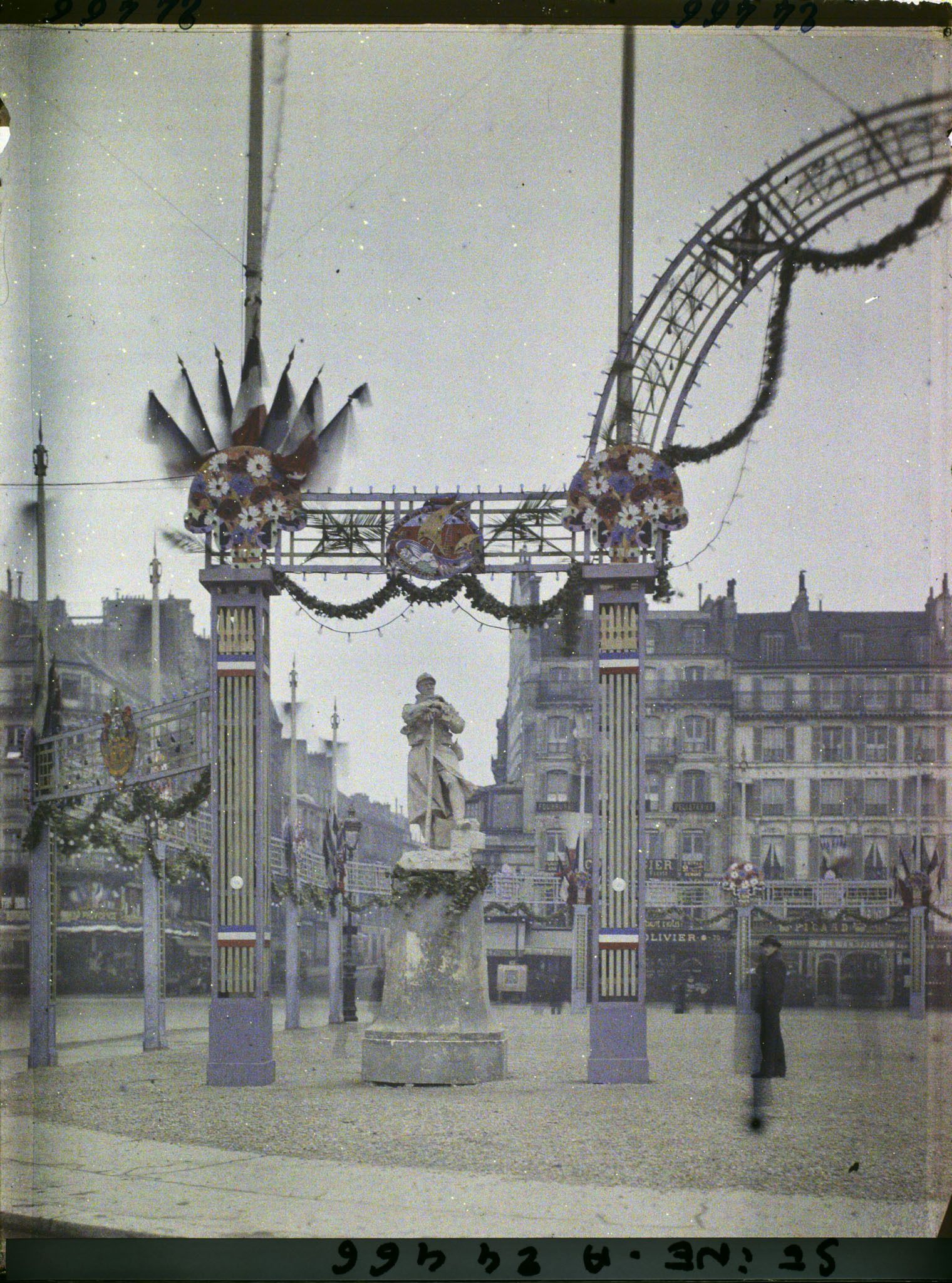 Image représentant Statue d'un poilu place de l'Hôtel de Ville pour le Cinquantenaire de la IIIe République