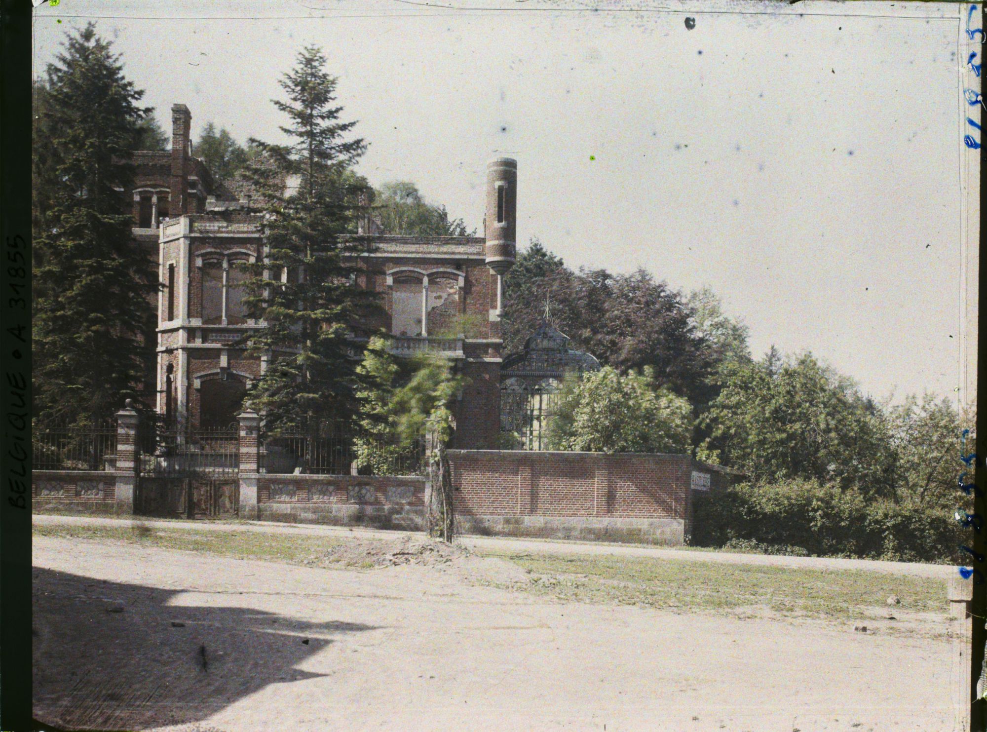 Image représentant Belgique, Hastière, Ruines dans le Village