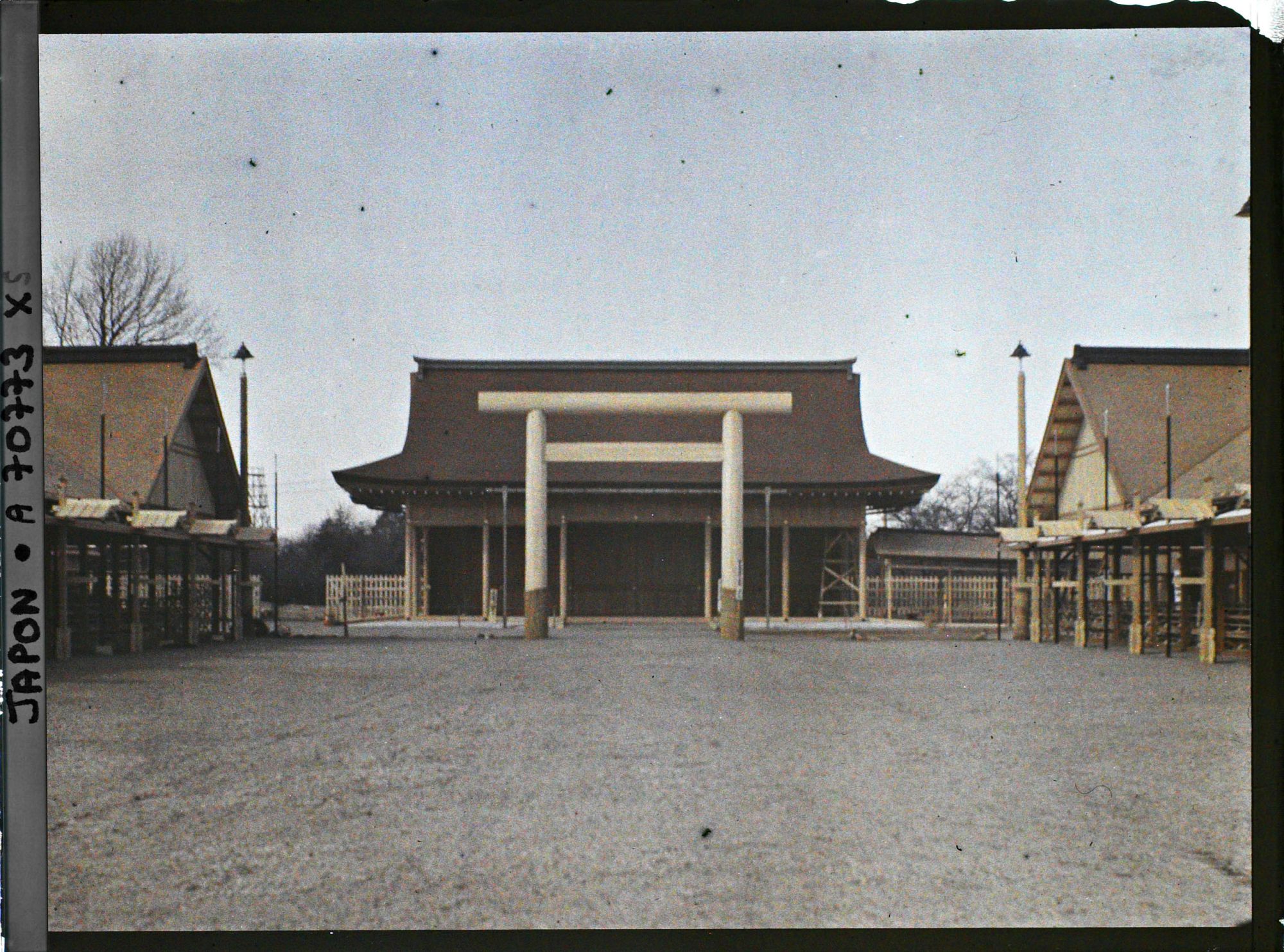Image représentant Funérailles de l'Empereur Taisho-Tenno (Yoshihito), Shinjuku Gyoen (Parc Impérial de Shinjuku), sanctuaire contenant le char funèbre
