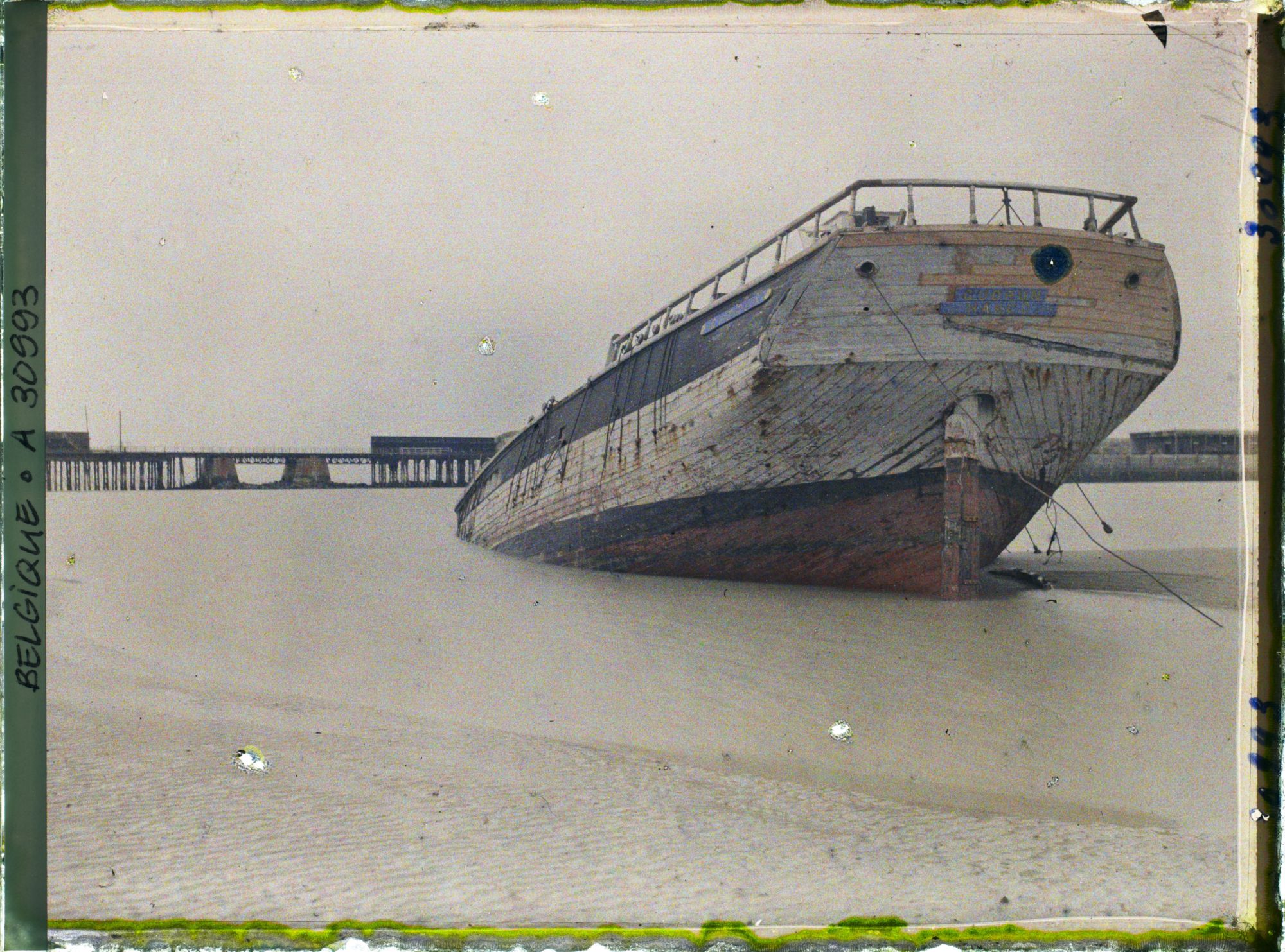 Image représentant Belgique, Zeebrugge, Epave et , dans le fond, môle sauté par un sous marin Anglais