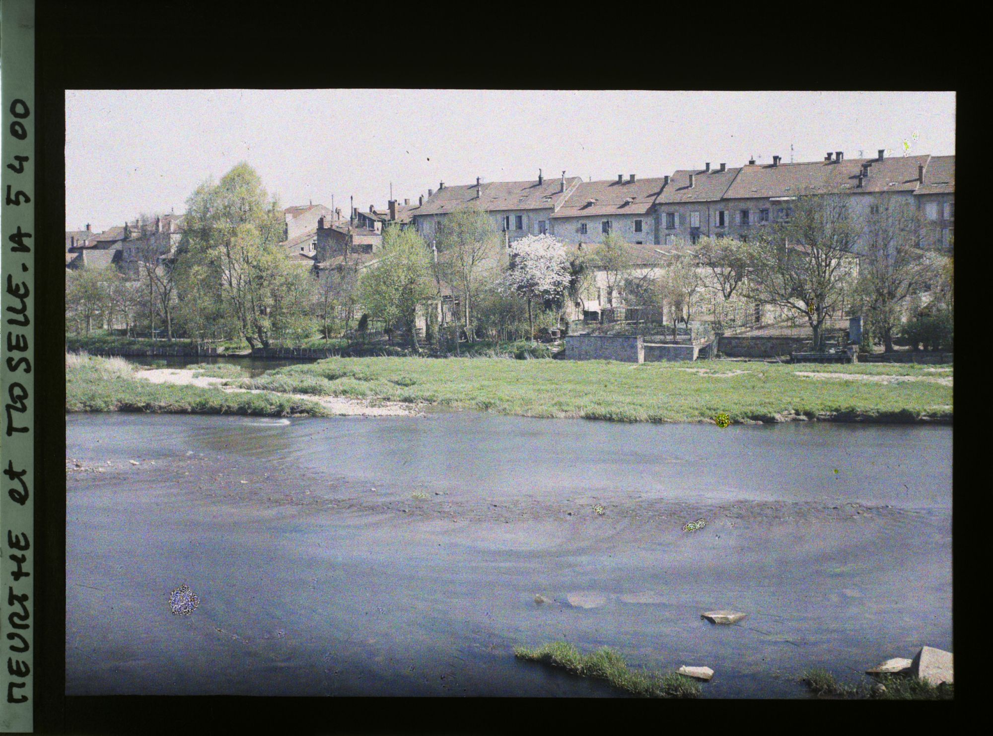 Image représentant France, Baccarat, Les bords de la Meurthe, partie de Baccarat intacte